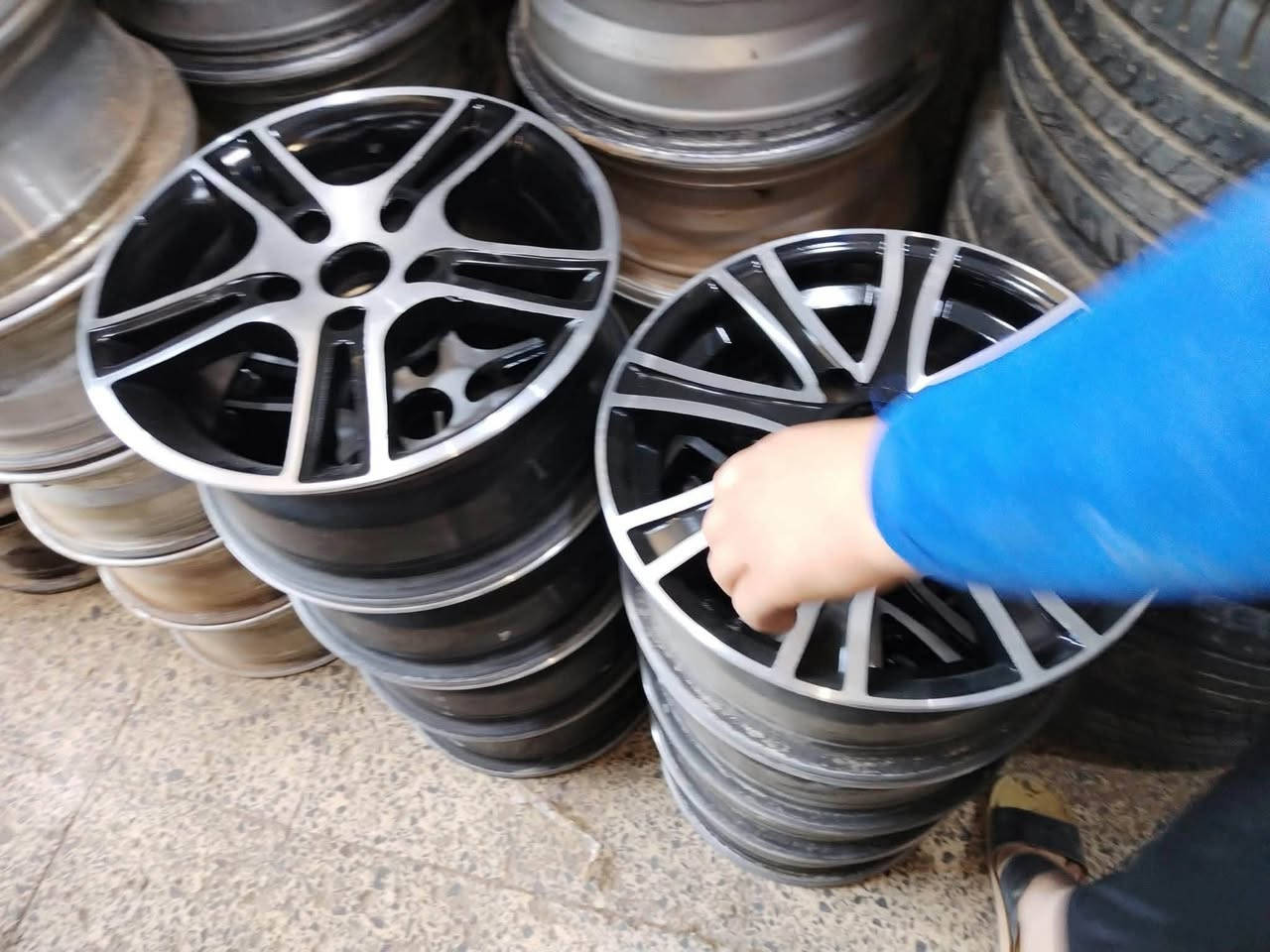 السلام عليكم
حسين الحداد لبيع وشراء الإطارات   
نوفر لكم الإطارات النادرة والمحيرة
العنوان 🚩:حلة حي الصناعي مجاور محلات سعد العوادي
واتساب☎️ ***********
