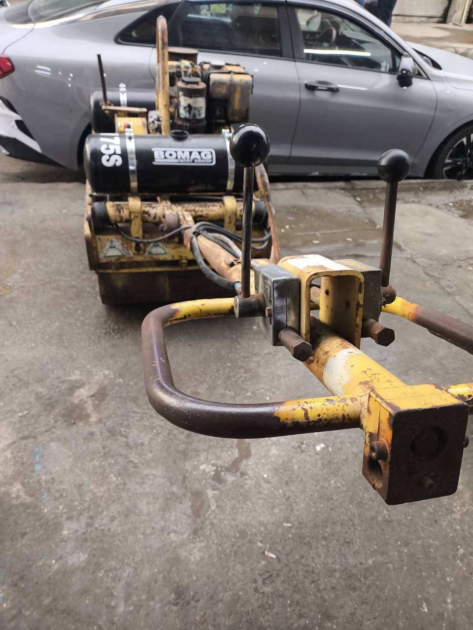 حادلة بوماك يدويه ألماني المنشأ واحد طن جاهزة من كلشي كير وماطور جديد هزاز شغال للاستفسار الاتصال 
***********
