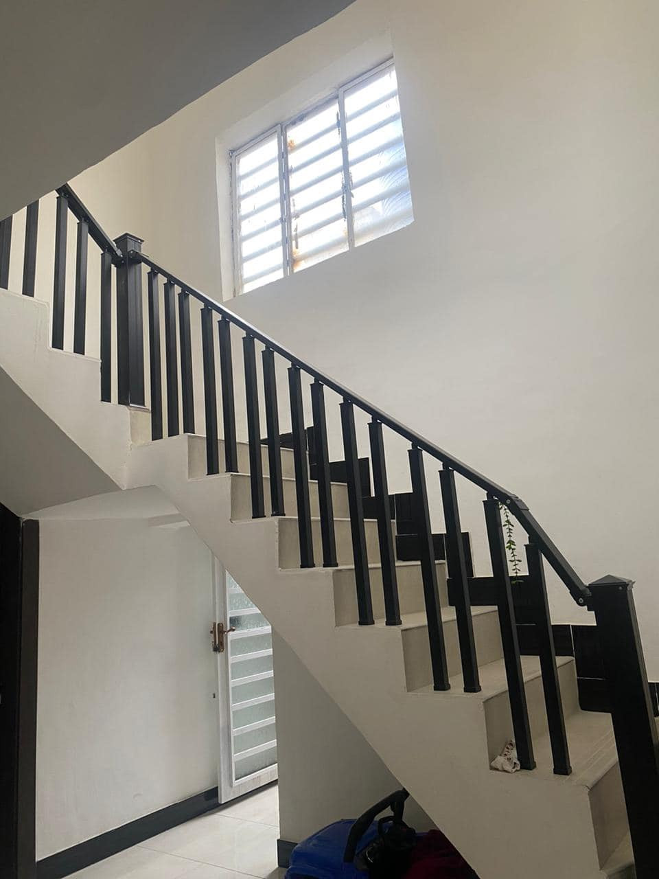 #للبيـــــــــــــــع_بيت_طابو_صرف
مساحة البيت ٢٠٠م (١٠*٢٠)م طابقين
#الطابق_الاول:- غرفتين نوم&صاله& استقبال&مطبخ&صحيات داخليه و خارجيه& مناور عدد٢& كراج & حديقه
#الطابق_الثاني:-غرفة نوم معزوله مع السطح
#بناء٢٠١٥ ومرمم حديثاً( عرض الشارع ١٠ م)
#متوفرة:-كافة الخدمات الاساسيه 
#العنوان:- ( حله_ورديه_سيف سعد)
للاستفسار الاتصال ع الرقم
***********واتساب
