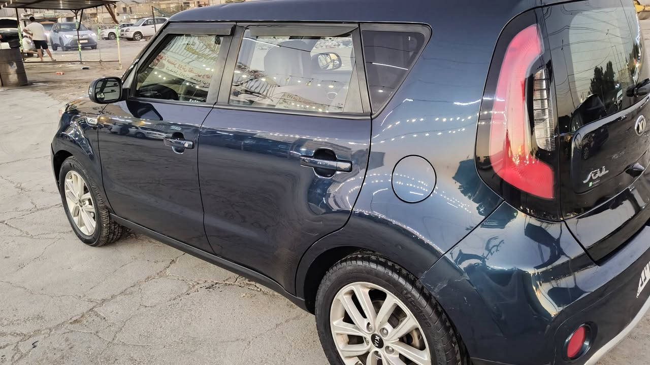 كيا صول 2018 وارد امريكي
ماشيه 110 mi رقم بغداد باسمي
مواصفات
 محرك GDI 2000 
كير AT 
تبريد شغال ثلج 
نوع الوقود بانزين عادي
 ويل 17
 شاشه كبيره (ابل كار بلي اندرويد اوتو ) 
وضعيات قياده (سبورت و اقتصادي وعادي ) 
تحكم بشاشة المعلومات 
تحكمات ستيرن جهتين
كامره خلفيه 
مانع انزلاق 
مثبت سرعه   
نضام صوت  siriusxm 
تحكم بالمري الجانبيه كهرباء 
كشافات  ضباب 
كشن السائق(رفع وخفض)
حساس ضغط الاطارات 
جامات اماميه خلفية اوتو 
  السياره جاهزه كير ومكينه وحداديه بحالة جيدة
السيارة بدون حادث من امريكا كلين
 بالعراق تبديل قطعه وصبغ قطعة بدون ايرباك 

تواصل / ***********
بغداد الغزالية
