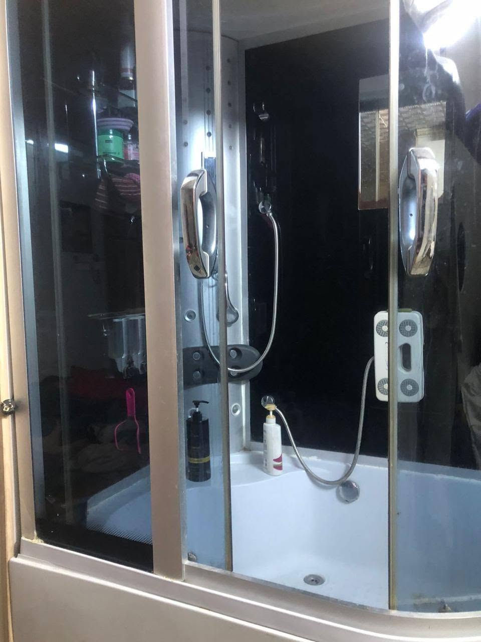 حمام جاكوزي للبيع سعر بلاش
 مستعمل قليل 
وسعرة مناسب كلش سعرة200الف 
فقط بيه ضربه صغيرة بل حوض ومعالجينه  نشرات موصفات
 هواي بي حلوة 
مكانه بغداد الطوبجي 
***********
