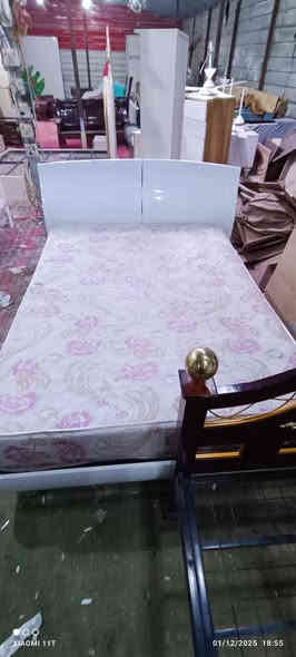 سرير نفرين تركي مع دوشك ضغط قياس متر ونص عرض في مترين طول اربع رجلين خشب مع رجلين حديد بالوسط يعني حلم توكع ***********
