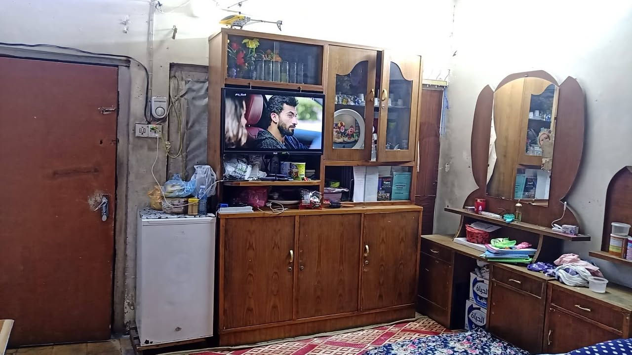 غرفه مع معرض للبيع السعر ٤٠٠(***********)
