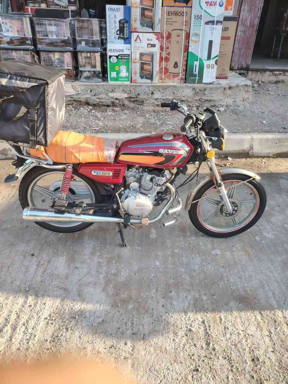 سلام عليكم دراجة سيفان للبيع موديل 20 بدون اوراق مكفولة من سرقة بيها  دخانة خفية ونقص كهربائيات سعر 325 وبيها مجال الاستفسار ***********
