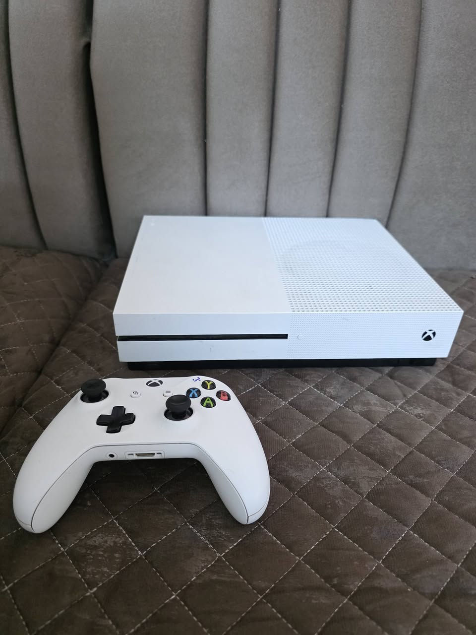 اكس بوكس ون اس حيل نظيف مامفتوح ذاكرة 1تيرا ويحتوي على جوستك بلادي شرط الفحص والضمان 175وبي مجال للطيبين توصيل جميع المحافظات متوفر ***********
