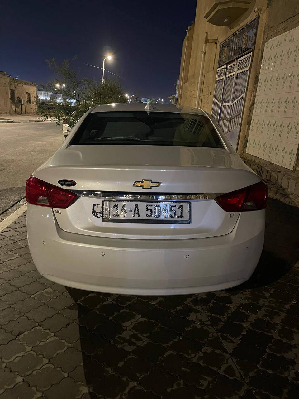 السلام عليكم
امبالا ٢٠١٨ LT 
اللون صدفي 
رقم بصرة بأسمي 
السيارة بيها جاملق وبنيد 
وهنا بالعراق تبدلن بابين اصليات جهة العبري
السيارة كلش نظيفه ومابيها مصرف ابد 
كير محرك مكفولات 
مكان السيارة البصرة 
السعر ١٢٠ بيها مجال 
***********
