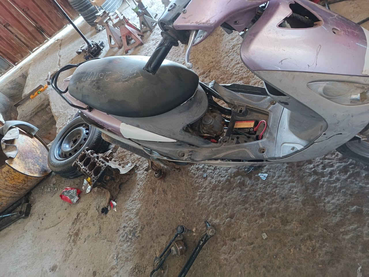 سلام عليكم للبيع دراجه ماكس منغولي ما مفتوحه شغاله كهربايه شغاله عوزه ترتيبات بسيطه بوشه ٤٩ بلاد مكينه ناعمه لشراي يجي خاص او يتصل *********** سعره ٤٠٠ وبيه مجال للشراي
