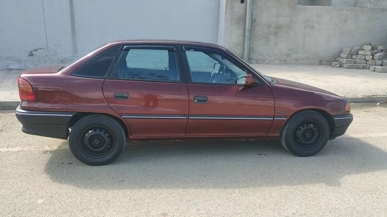 السلام عليكم استرا حجم 16/ موديل 93/سنوية لل 28/شرط التحويل كابون بانزين موجود كير مكينة شرط طخم تواير جديد كهربائيّات كلها شغاله بيها قطعتين صبغ بوند ولصدنوك سياره بلادي ما بيها ضرر كل شي موظح بل فيديو العنوان جانب الأيمن رقم الهاتف ***********
