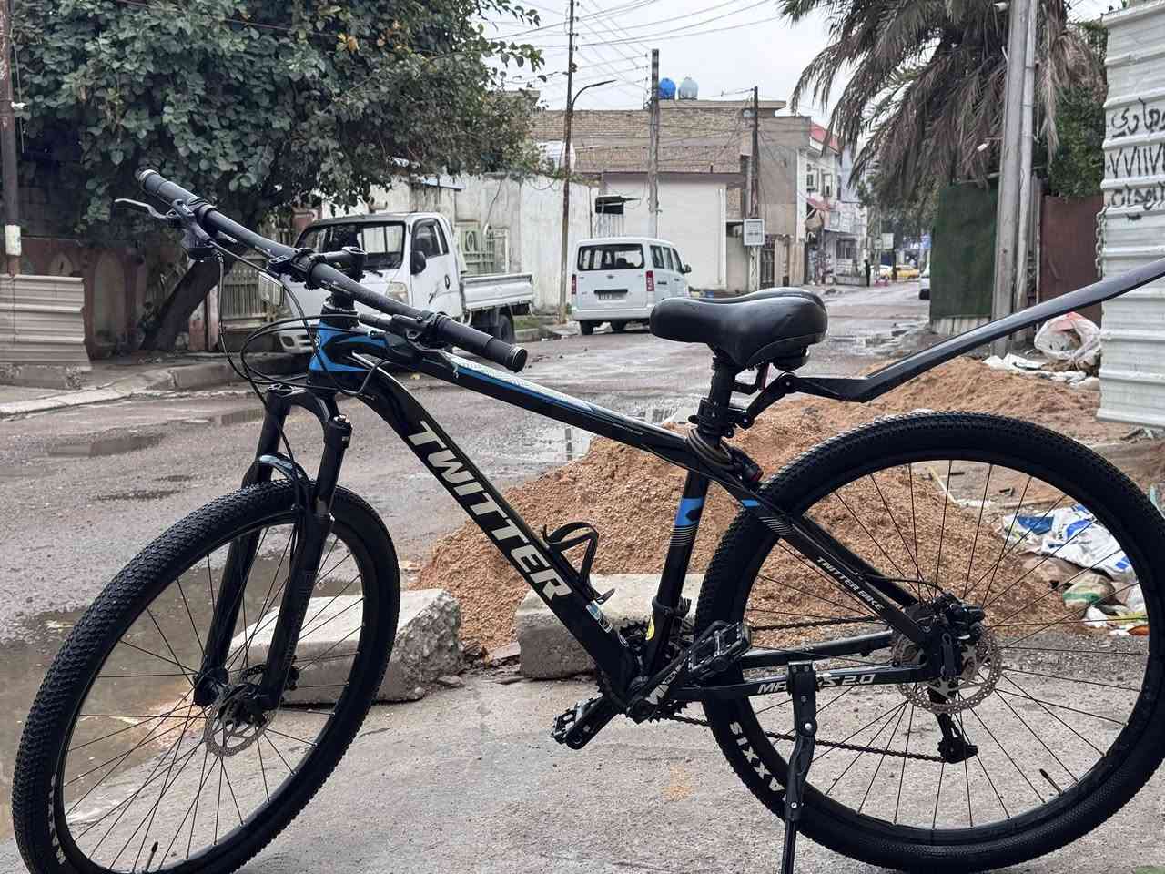 للبيع: دراجة Twitter Mantis 29 (30 Speed)
دراجة جبلية بمواصفات عالمية، تجمع بين المتانة وخفة الوزن.

• نظام الحركة: 30 سرعة تمنحك تحكم كامل في المرتفعات والمنحدرات.

• الجودة: هيكل ألمنيوم متين بتصميم كابلات داخلية ( مخفيه ) (Internal Cable Routing).

• الأداء: مزودة بـ 6 محامل (Bearings) لأداء سلس جداً وصوت دوران مميز.

• الراحة: شوكة أمامية (Double) مع ميزة القفل والتحكم بالمرونة.

تايرات: MAXXIS اصليه ثبات عاليه بكل طرق 

السعر 300 الف قفل 

عنوان بغداد اعلام 

هاتف : ***********
