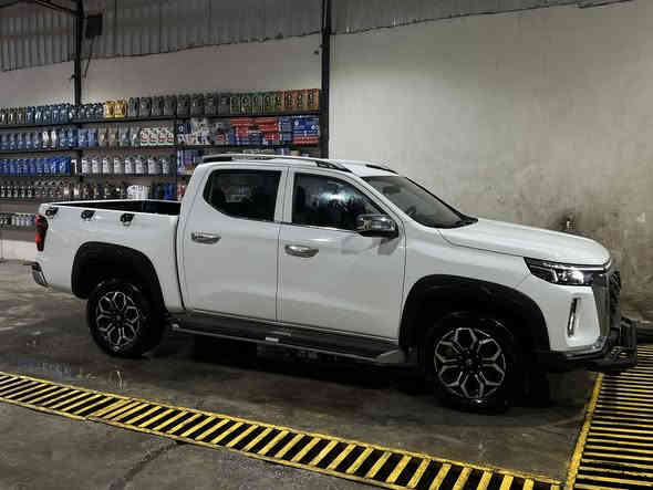 سلام عليكم 
شانجان هانتر بلص ٢٠٢٥ للبيع 
بعدها على وضع الشركه و بداخل الضمان 
المواصفات 
حساس خلفي كامرات جانبيه و خلفيه 
اربع وضعيات قياده نورمال ايكو سبورت ثلج 
دبع رباععي مع وضعيه اوتوو و قفل دفلوك خلفي 
هاند بريك بصمه 
مثبت سرعه مساعد نزول منحدرات تشغل تراكشن
اشاير مري مع مري طي اوتو 
تشغيل عن بعد فتح و غلق النافذه بالبصمه
 بصمه ابواب السايق و جنت السايق
الكراسي كهرباء مع تبريد كراسي السايق و جنب السايق تبريد قطعتين 
و بعد بيها موصفات بالشاشه 
مكينه ٢٠٠٠تيربو ٢٣٣ حصان و الكير ٨ نمر 
السياره ما مطلوبه للشركه 
و اني ظايفلها هوك خلفي و درع امامي و عازل حراري للجام و دوشمه 
العنوان 
بغداد المشتل 
***********
السعر ٣٢ مليون و بيها مجال
