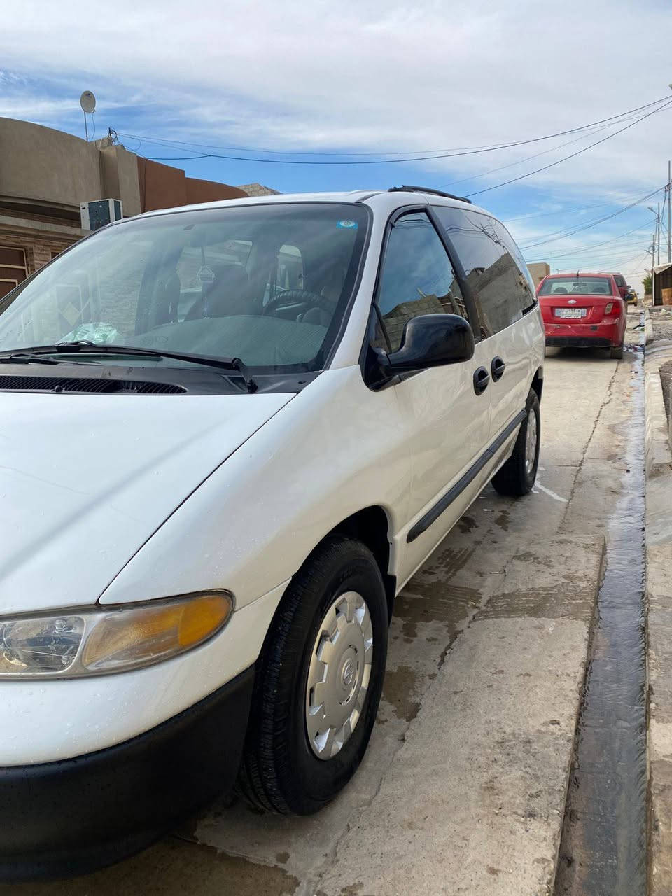 السلام عليكم...  دوج كرفان موديل 96
اني صاحبها الشرعي 
صبغ حزام جماليه 
تغليف ارضيه +تغليف سقف قبل سبوع كملتهم 
طخم تاير جديد 
سياره نضيفه 90٪ 
السعر (50) 
غير متواجد على الفيس 
رقم الهاتف ***********
