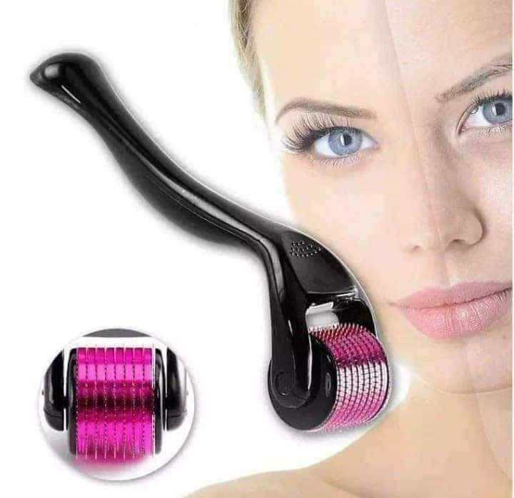 ديرما رول Derma Roller

درمارول اداة طبية تستخدم لازالة تجاعيد الوجه 
واثار حب الشباب القوية وايضا المسامات 
وخطوط التمدد البيضاء والحمراء واثار الحروق .

الديرمارول آلية عمل ديرما رولر :
تحفز ديرما رولر الكولاجين الطبيعى الموجود 
فى بشرتك مما يجدد البشرة ويعطيها 
مظهر رائع وجديد باسرع وقت 
وباقل مجهود وتكلفة .

شكل الديرما رولر :
رأس ديرما رولر يشبة البَكرة وتحتوى هذة البَكرة 
على مئات الابر الصغيرة والدقيقة وهى التى 
تعمل على تحفيز انتاج الكولاجين اما باقى الجسم 
فهو عبارة عن يد طويلة ذو تصميم انسيابى 
لتمكنك من استخدامها بسهولة .

تعالج ديرما رولر :
• ندبات حب الشباب Acne Scars .
• المسامات الكبيره Large pores .
• خطوط التمدد البيضاء والحمراء Stretch Mark باليدين والأفخاذ والأرداف والبطن بعد الحمل والولاده والسمنة .
• ازالة السلولايت cellulite .
• التجاعيد wrinkles .
• تساقط الشعر او فروة الرأس المصلعه hair loss .
• ازالة آثار الحروق والجروح واثار التعرض للشمس .
• بهتان البشرة وفقدان بريقها الحاصل من قلة وجود الكولاجين بالبشر
#الاصلية 💯 
السعر 8 الاف 
🚘 يوجد خدمة توصيل لجميع محافظات العراق 4 الاف 🚘
#اكسبلور #العراق


**إذا كنت صاحب هذا الإعلان وتريد حذفه لأي سبب، رجاءا أرسل رسالة إلى الدعم الفني**