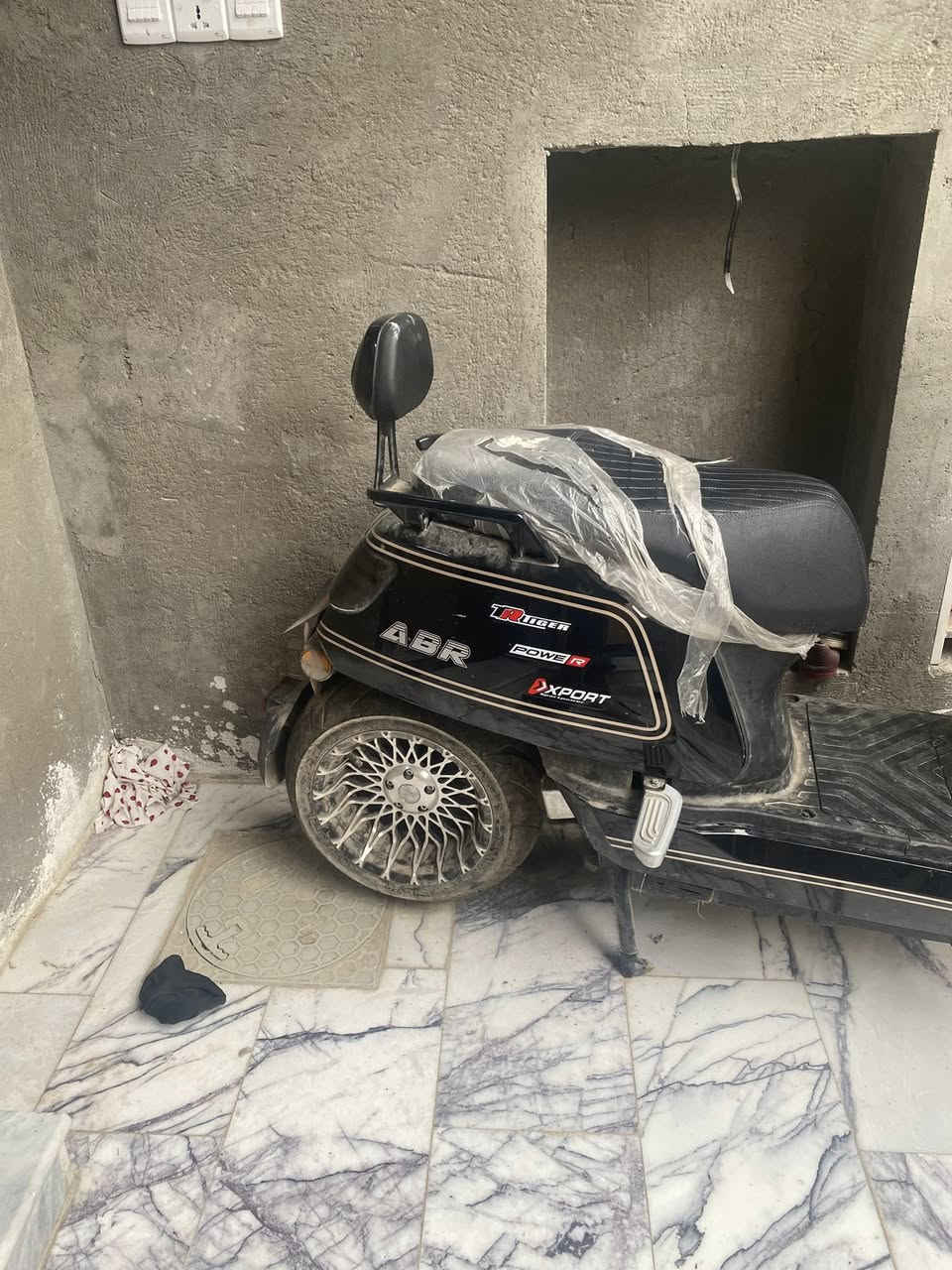 كاسحة تاير خلفي عريض ٦ بطاريات سرعة ١٨٠ حقيقي استخدام اقل الشهر بعدها حتى ما مغسولة جديدة جداً السعر ١٢٠٠ للاتصال *********** مكاني العبيدي
