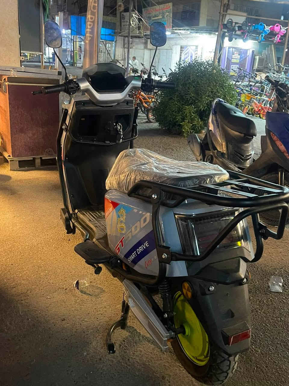 السلام عليكم
دراجه جيتي 500  
3 سرع نضام البك R
6 بطاريات مسطره كباره 
موديل 26 دراجه مستخدمه شهر 
سويجات 2 بصمات 2 كرتات 2 
دراجه جديده بمعنى الكلمه السعر 900بيها مجال
المكان البياع حي المواصلات ‭***********‬
