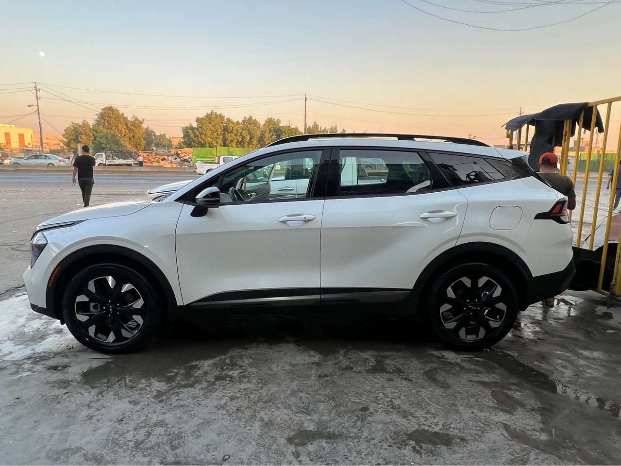 سبورتج 23 
باسمي تحويل مباشر 
مواصفاتها 
*تحكم ستيرن
*كشنات جلد
*اوتو هولد
*تحديد مسار مثبت سرعه 
*شاشه لمس سياقه ذاتيه 
*شحن وايرايس
 سياره مكفوله كير ومكينه  بشرط 

بغداد البلديات 
*********** بغداد, العراق
