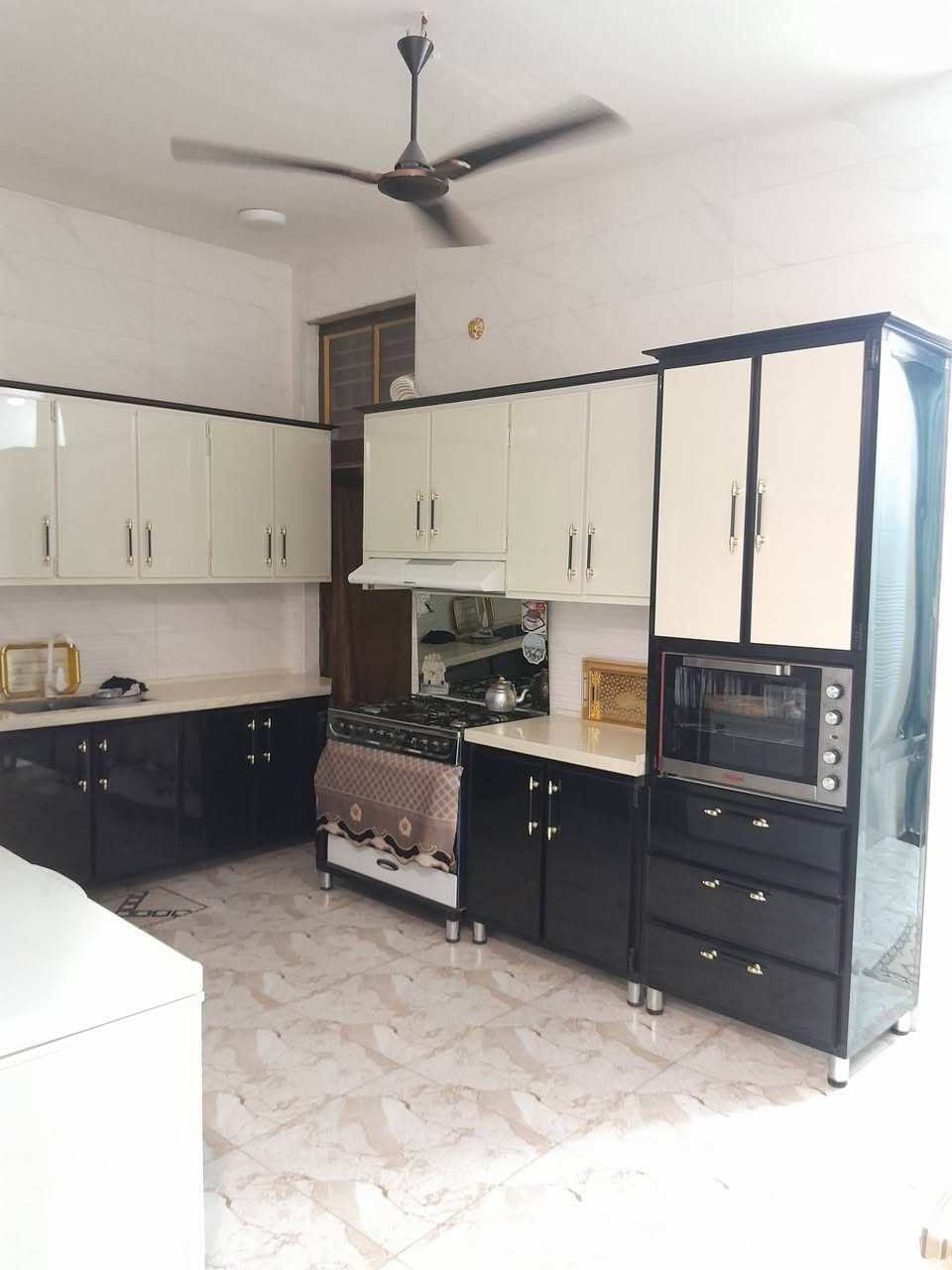 بيت للبيع طابقين 🏠 مساحته  130متر بناء حديث ✅

طابو صرف  ✅ بسعر مناسب 

الطابق الاول يحتوي على غرفه نوم وكنيدور واستقبال ومطبخ وصحيات داخليه وخارجيه  ✅

الطابق الثاني يحتوي على غرفتين نوم وكنيدور وصحيات ✅

الموقع 🌏 شارع 80حي الشهداء خلف مستشفى المستقبل  بفرعين ✅

الاستفسار الإتصال بالرقم  ‎***********متوفر واتساب ✅

