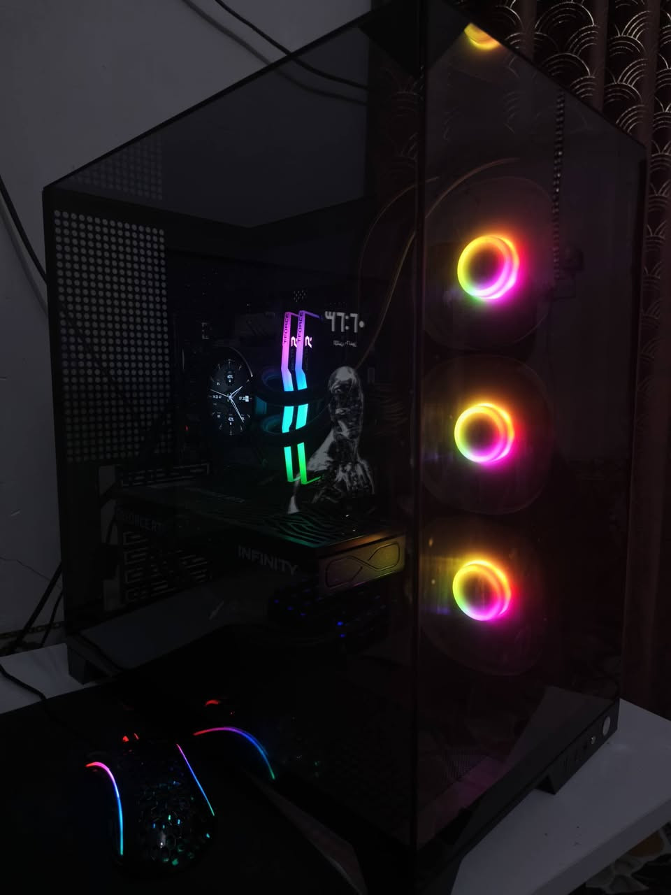 للبيع PC Gaming تجميعة كاملة – استعمال شخصي 3 أشهر فقط 🔥
💰 السعر المطلوب: 2,100,000 دينار عراقي بي مجال
🖥️ مواصفات التجميعة:
🎮 كرت الشاشة:
RTX 5060 Ti 3X
السعر: 785,000 د.ع

⚙️ المعالج:
Intel Core i5-14400K
السعر: 225,000 د.ع

💾 الرامات:
TG DDR4 16GB 3600MHz
السعر: 325,000 د.ع

⚡ التخزين:
WD Black Edition 1TB SSD M.2 PCIe 4.0
السعر: 300,000 د.ع

🛠️ اللوحة الأم:
ASUS PRIME B760-PLUS D4
السعر: 195,000 د.ع

❄️ التبريد المائي:
SAMA SM360 PRO ARGB Liquid Cooler
شاشة مدمجة تعرض صور أو فيديو أو GIF.
السعر: 180,000 د.ع

🔌 مزود الطاقة:
Cooler Master MWE 650 V3 650W (80+ Bronze)
السعر: 90,000 د.ع

🖤 الكيس:
GAMEMAX Infinity Plus Mid Tower ATX – Black
السعر: 135,000 د.ع

🖥️ الشاشة:
Gigabyte GS27QA
27 إنج – 2K QHD (2560×1440)
IPS – 180Hz – 1ms
السعر: 250,000 د.ع

🎁 الملحقات:
🖱️ الماوس : Glorious Gaming Model D Wired (Glossy Black)
السعر: 75,000 د.ع

⌨️ كيبورد : Redragon K552 Kumara RGB 80% Mechanical
السعر: 55,000 د.ع

🎧  سماعة : HyperX Cloud III
السعر: 120,000 د.ع

🖱️  ماوس باد : Havit HV-MP901 RGB Mouse Pad
السعر: 20,000 د.ع

🎮 يدة تحكم بلي 4
السعر: 25,000 د.ع

💻 النظام: Windows 11 Pro

📌 ملاحظات:
✅ جميع القطع مع علبها (الكارتونات) الأصلية.
✅ استعمال شخصي لمدة 3 أشهر فقط.
✅ الجهاز نظيف جدًا وجاهز للاستخدام، ولا يحتاج أي صيانة.
🎓 سبب البيع الوحيد: أحتاج المبلغ لتسديد أقساط الجامعة، ولا يوجد أي عيب أو مشكلة في الجهاز.
💰 السعر: 2,100,000 دينار عراقي بي مجال
واتساب : ***********
