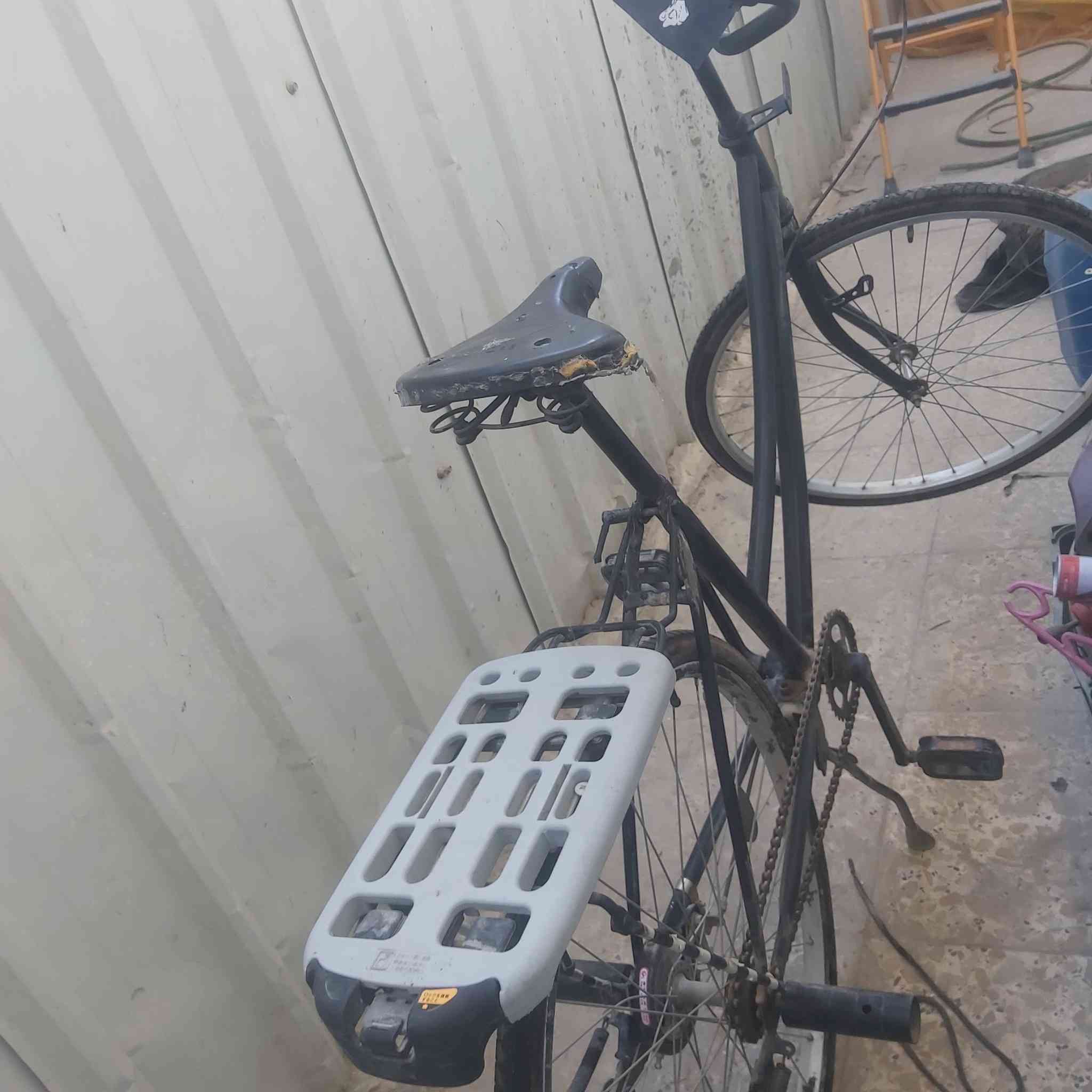 سلام عليكم بايسكل بناتي حجم 26 نظيف سعره 25 الف مكانه بغداد الجديدة رقم تلفون ***********
