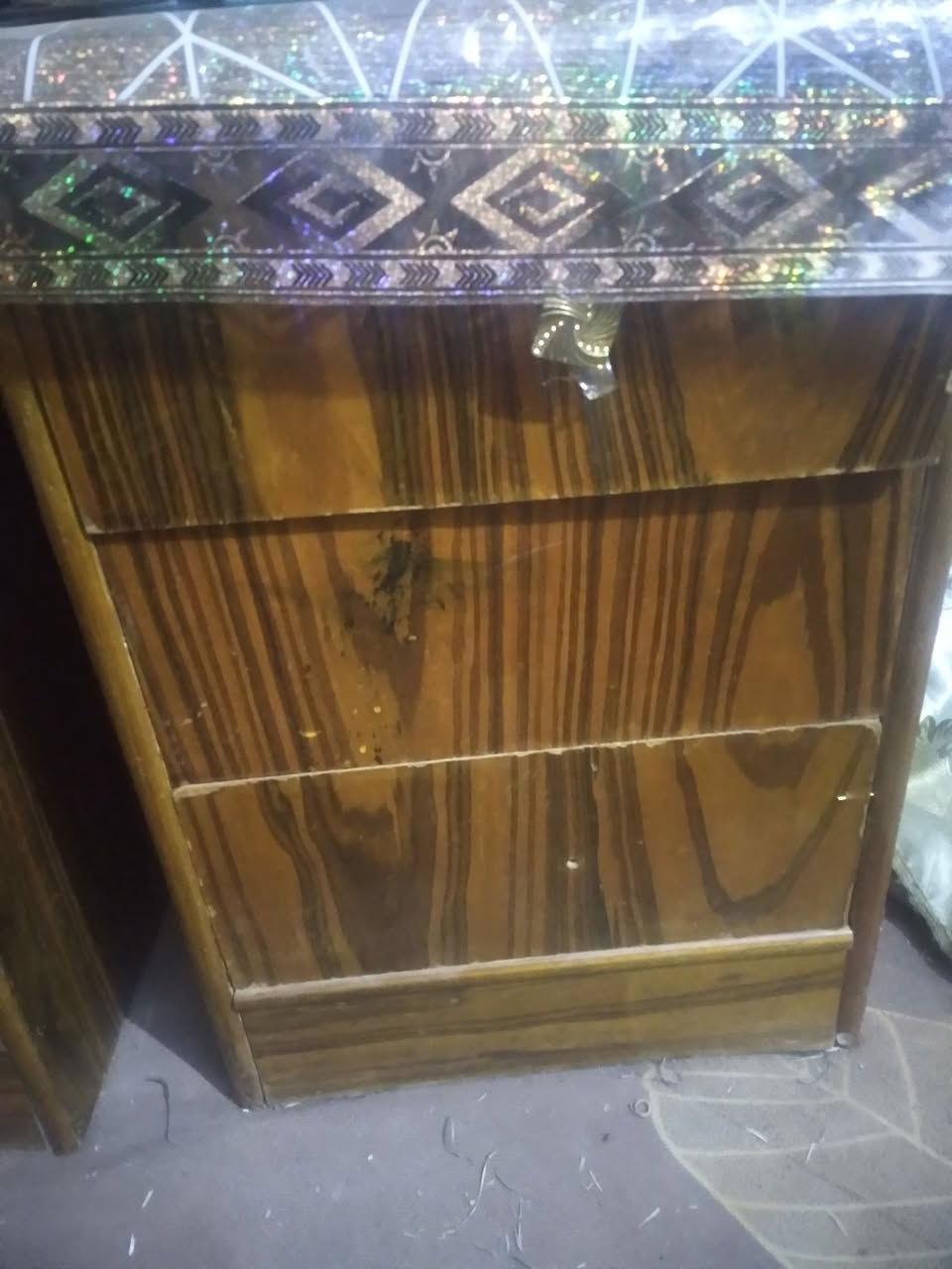 السلام عليكم غرفة اخشاب كدامكم موضحة للبيع // متوازي على بيعه الغرفه صار شهر من اشتريتها  //
اليريدها ماسنجر مغلق فقط على  رقم واتساب راسلونا // *********** ///
 سعرها 280 الف ملاحظة تتوفر خدمة توصيل  أجور التوصيل  تدفع مقدما للمندوب توصيل يعني قبل لا توصلك تدفع للضمان غير هيج المندوب ما يطلع و حتى توصلك الغرفة لباب بيتك أجور توصيل بغداد 10 الف محافظات 15 الف // واذا احد يكدر يجيني ياخذهه بعد افضل //اعتذر عن إغلاق التعليقات للمنشور لان محظور من تعليقات / تعال ///   /واتساب ماسجر وحياكم الله /// ///
