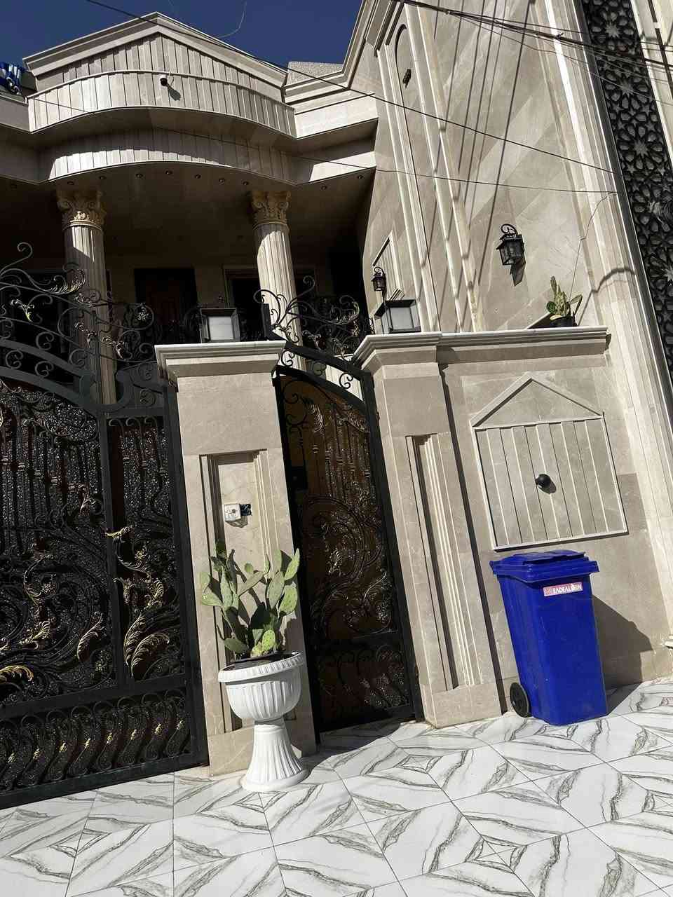 للبيع بيت 240 متر مربع الواجهة8 النزال 30 عدد الغرف 8 غرف 3 مطابخ 5 حمامات المكان البنوك مقابل مستشفى البنوك الاهلي  البناء 2026 3 طوابق للاستفسار الاتصال ***********
