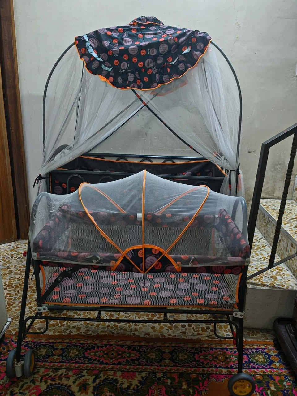 تخت اطفال +أُرجوحة، نضيف مثل الجديد 
يجي معاه مطرح اسفنح اصلي 
السعر 80 فقط.. 
للتواصل، علق واراسلك 
او على واتساب ***********
