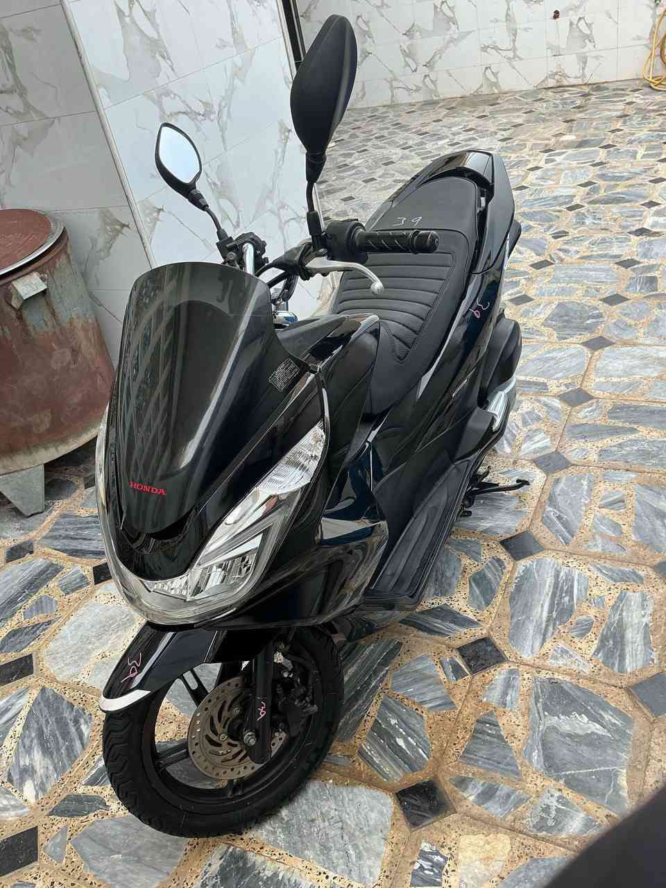 السلام عليكم دراجه pcx محرك 125 صارلي شهرين من طلعتها من الرمبه ماشيه 33 الف جيل ثاني
للستفسار رقم الهاتف ***********
