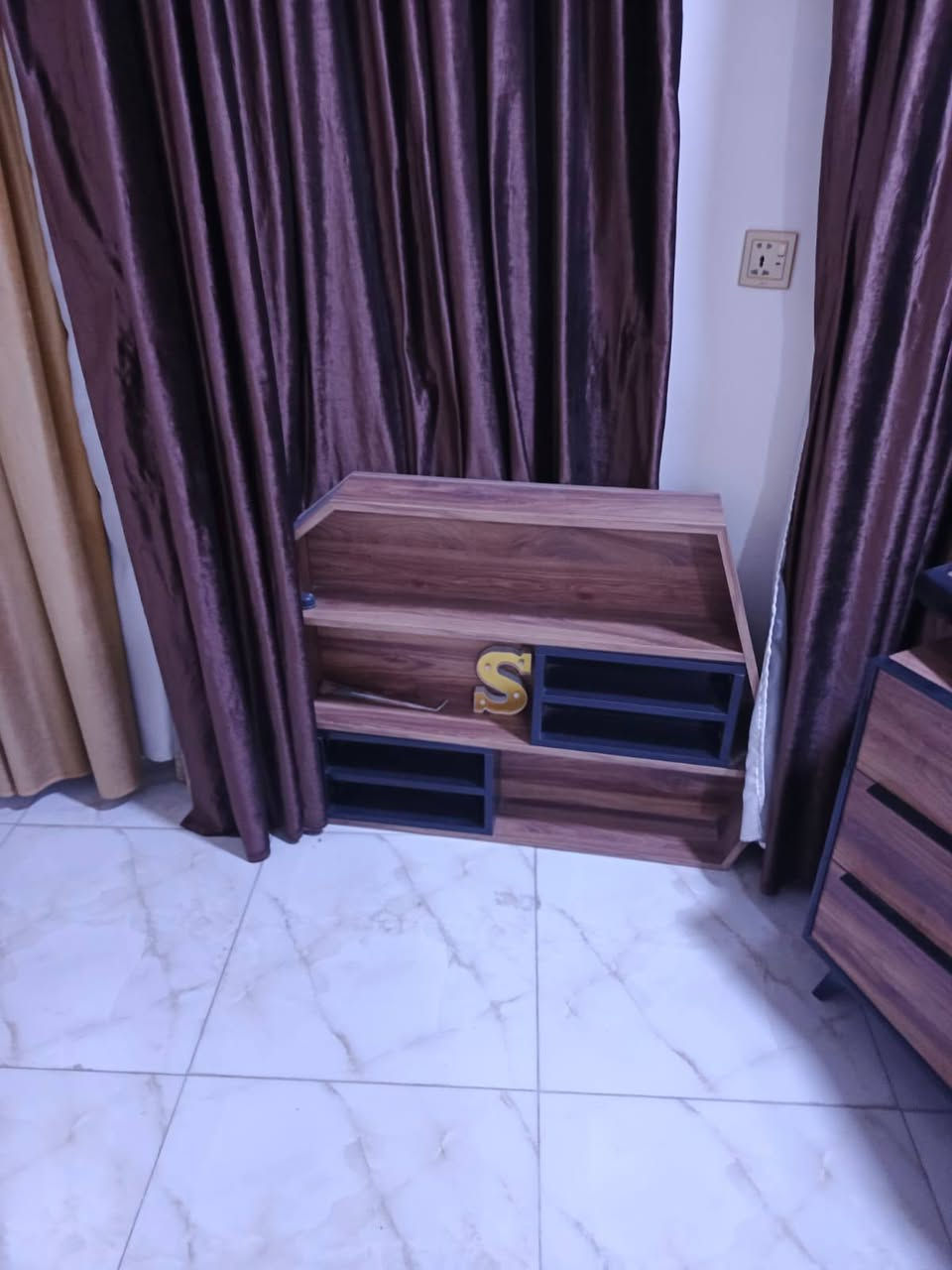 غرفه تركيه 9 قطع كنتور+ ميز تواليت ضوء LEDكنتور بيبان عدد6 + جربايه+ شالزونه+ ميز تواليت+ طابوريه+ مرايا عامودي+ملحقات جربايه+ جزامه     8000 وبيهة مجال 

***********
