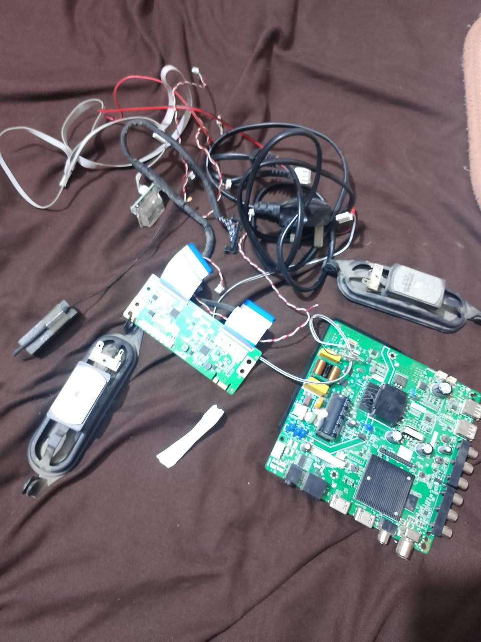 السلام عليكم كارت مال شاشه حجم 43 كامل هوه وكارت مال انترنيت بس بدون ريمون السعر 60 مكاني بغداد بلمشتل ***********
