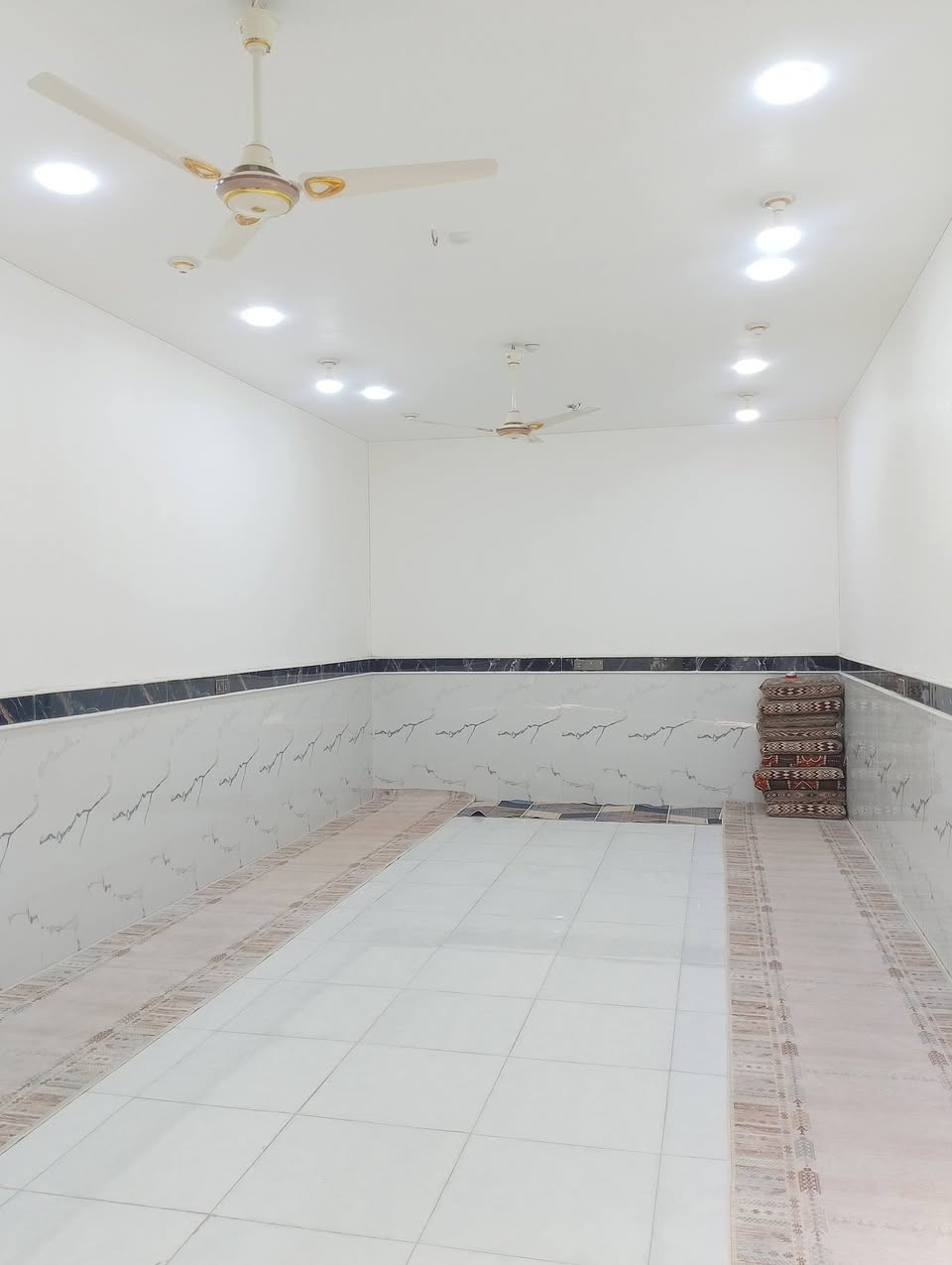 بيت مساحه ٣٥٠ متر في الاسكان صناعي دور سيد حمزه نزله 
بناء بلوك صب كونكريت والاساس صب كذالك 
الرابعه  يحتوي ع
 ثلاث غرف
 وصالتين ومطبخ
 وصحيات 
ودوانيه ١٠ في ٤
الشراي يتصل ***********
