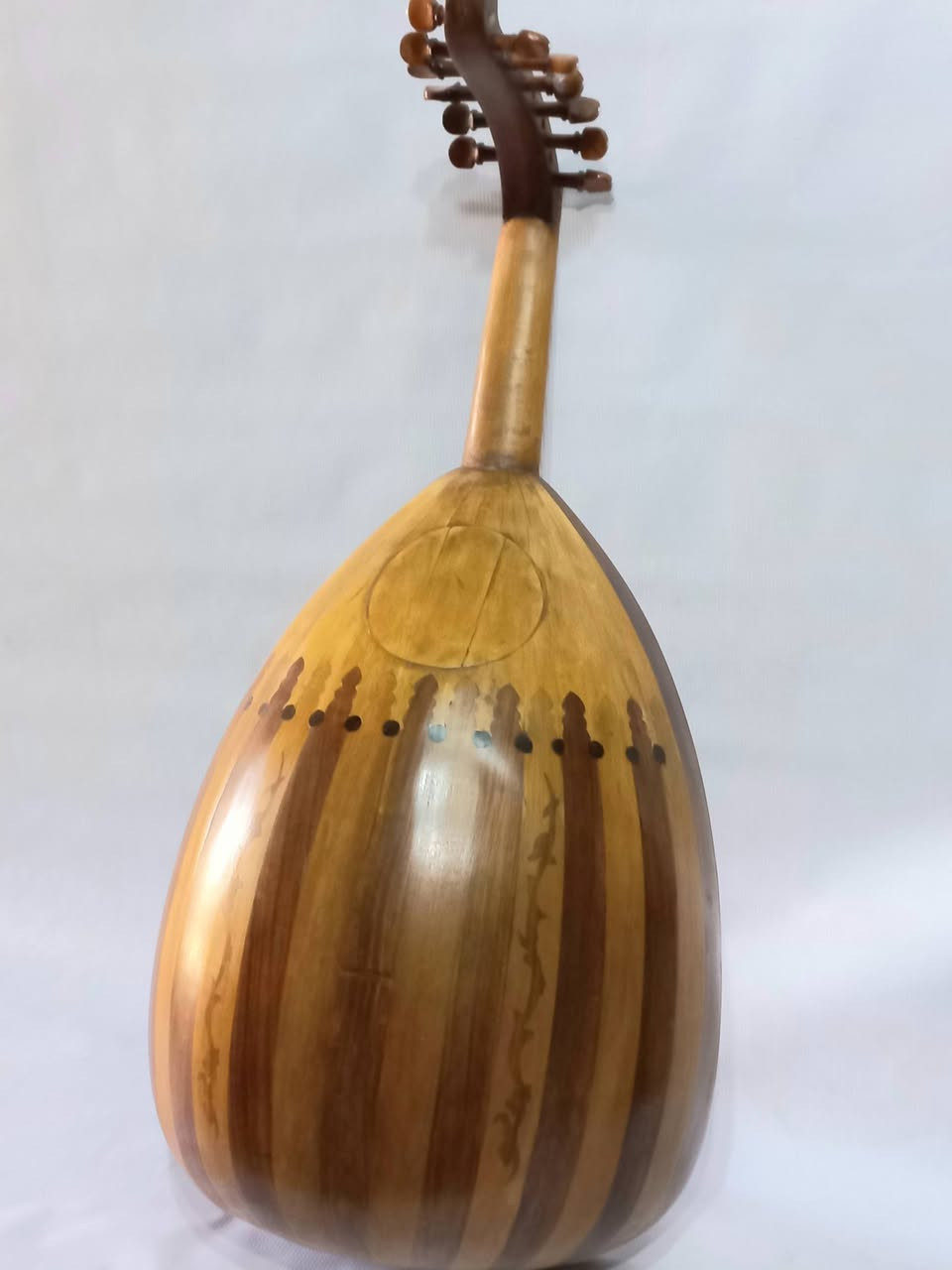عود عراقي قديم  للبيع سعرة 225 الف  العود صناعة الاسطة سمير العواد الي هو والد الاسطة سنان العواد  هذا رقمي وبي واتساب *********** مكاني بغداد/ البياع ( يوجد توصيل بغداد والمحافظات باجور )

