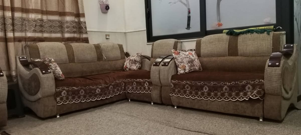 طخم قنفات للبيع خمس قطع
ثلاث قطع كبير و اثنين  صغير 
نضيف حييل 
9 أمتار 
المكان برطله 

ت/***********

سعر 180 بي مجال
