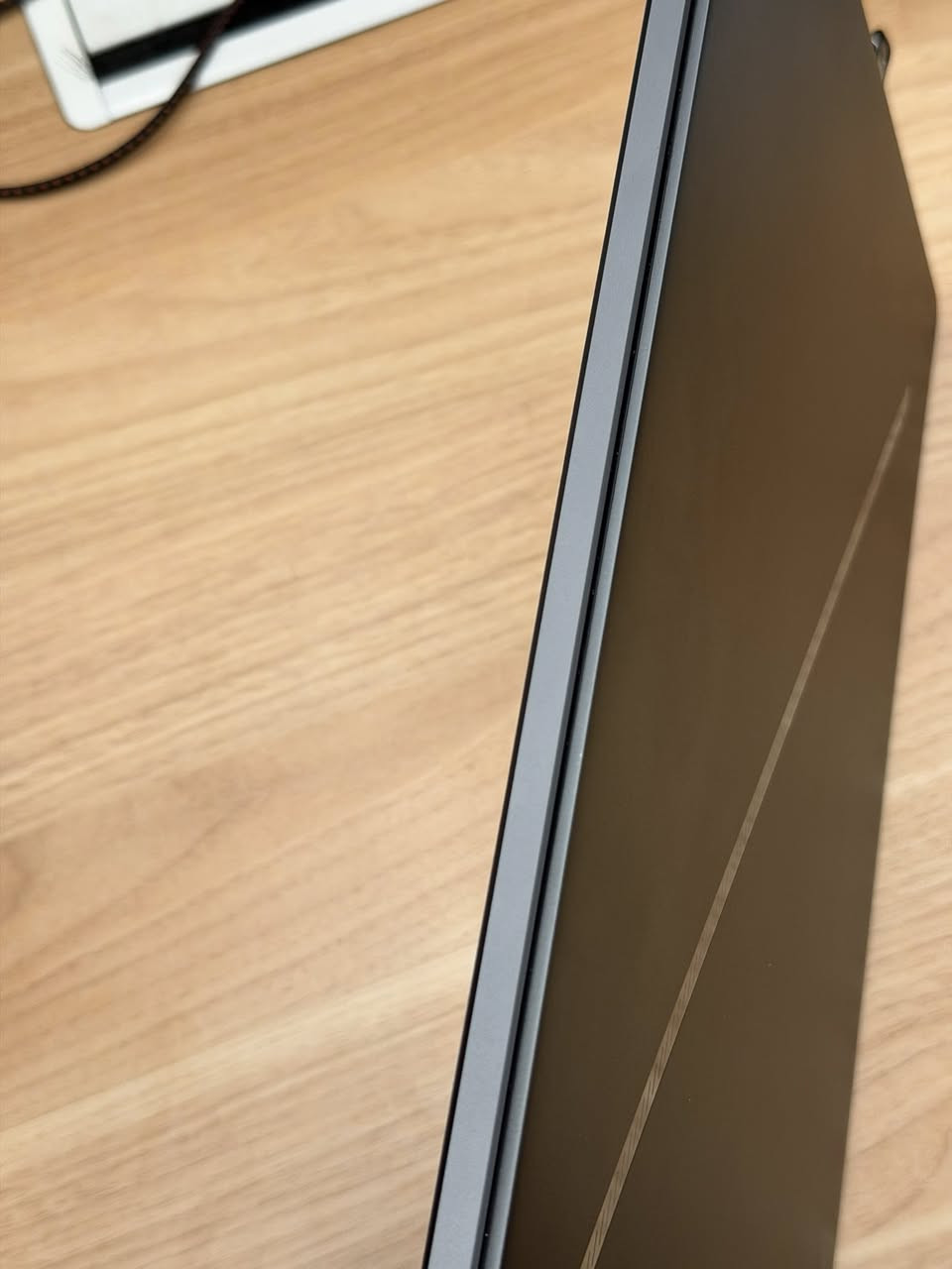 للبيع: ASUS ROG Zephyrus G16
• CPU: Intel Core Ultra 9
• GPU: NVIDIA GeForce RTX (4070)
• RAM: 16 GB 
• SSD: 1 TB NVMe
• شاشة: 16″ OLED 2.5K 240Hz
• كاميرا 1080p + RGB + HDMI 2.1
• اللابتوب جديد استخدام قليل جداً 
الكارتون موجود 
***********
