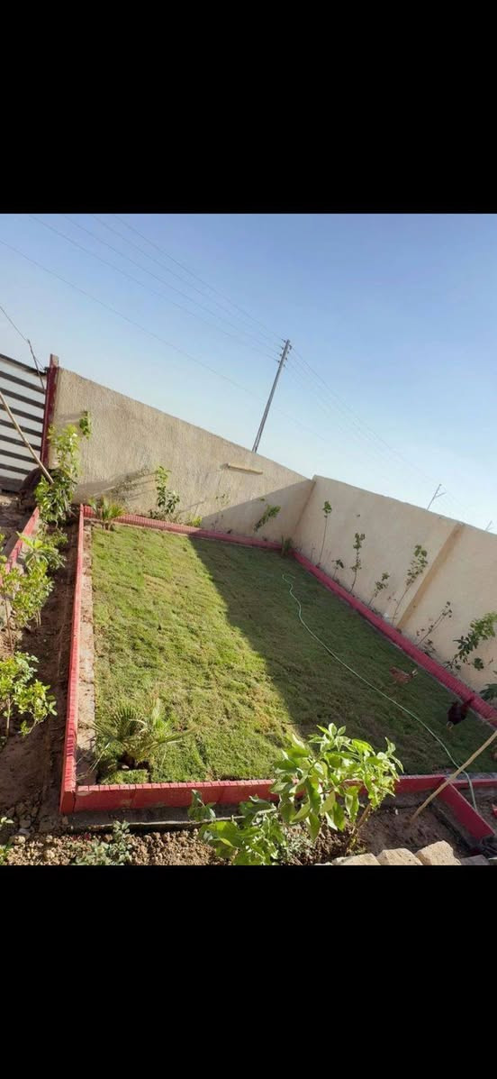 سلام عليكم
دار للبيع في منطقة المكاسب حي النصر زنجيل علا شارع تجاري وفرعي شارع مبلط كامل خدمات

مساحه270م يحتوي الطابق الاول 2نوم صاله مطبخ خدمات
الطابق الثاني 3نوم حمام 
السعر 190مليون وبي مجال))
 للاستفسار *********** شهاب
وتساب مازنجر
