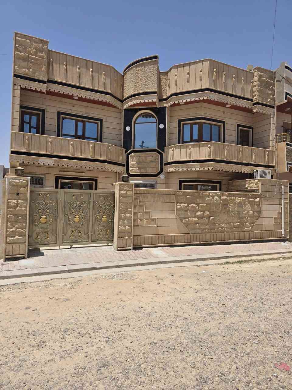 دار للايجار مساحه ١٧٥م يتكون من ٥ غرف نوم يقع في حي القضاة قريب على شارع زيونه سعر الايجار ٦٠٠ الف للاستفسار مكتب ديار الجزيره هاتف ***********
