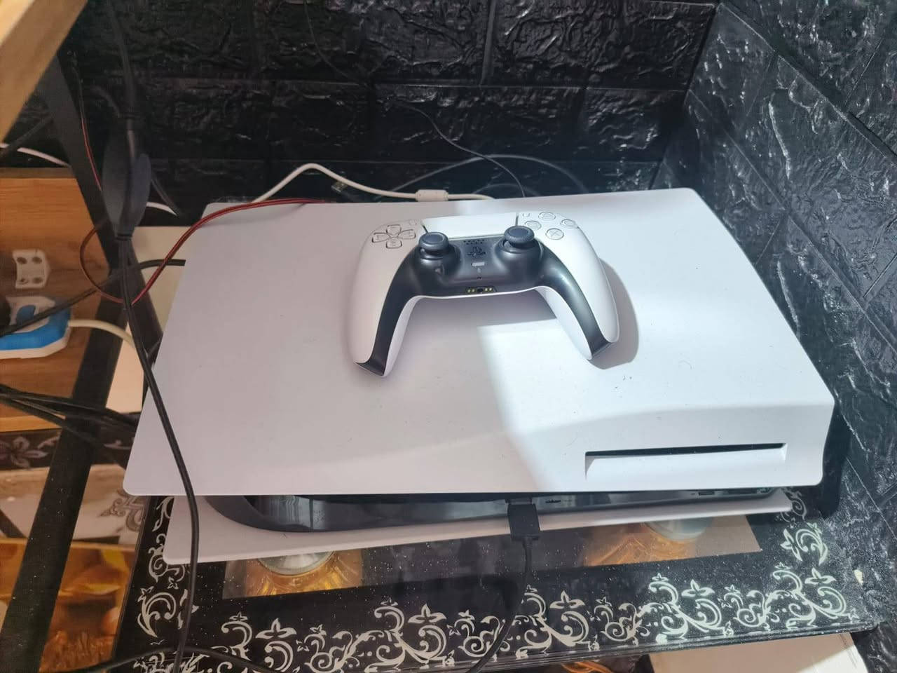 السلام عليكم بلي 5 جديد مستخدم فقط مدة شهرين نظافته 95% مابي اي خلل مع جوستك الاصلية مع قرص جي تي اي 5  وحساب بي فيفا 25 سعر البلي 550  وبي مجال بسيط للاستفسار ***********  واتساب
