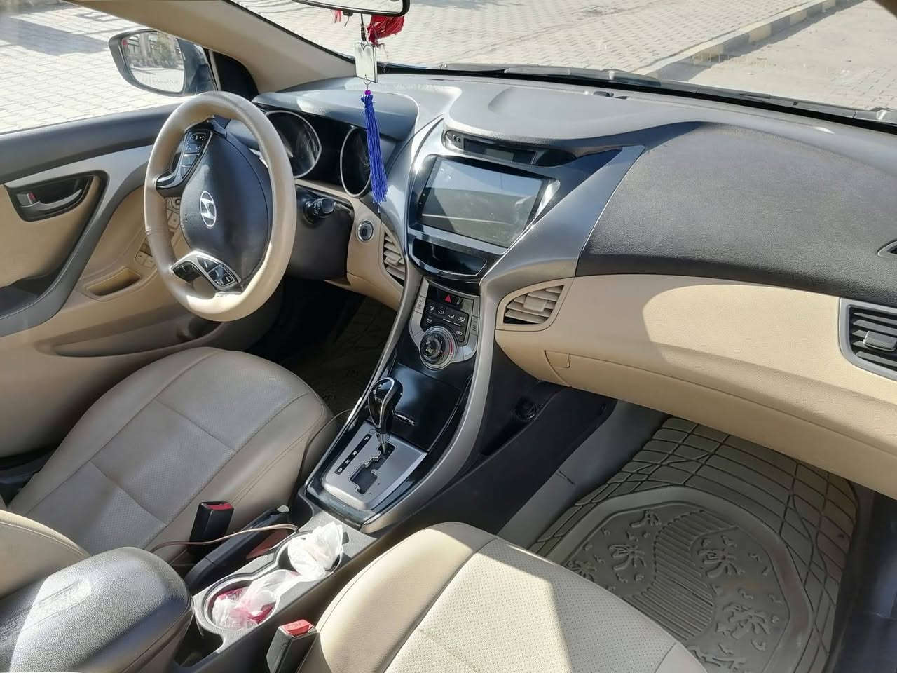 السلام عليكم النترا 2013 فول مكفوله مكينه ١٨٠٠ السياره بدون أرقام راعيها ميت تسجل قاصرين قرصها موجود بل الحاسبه أوراقها كامله اي استفسار الاتصال ع الرقم ***********
