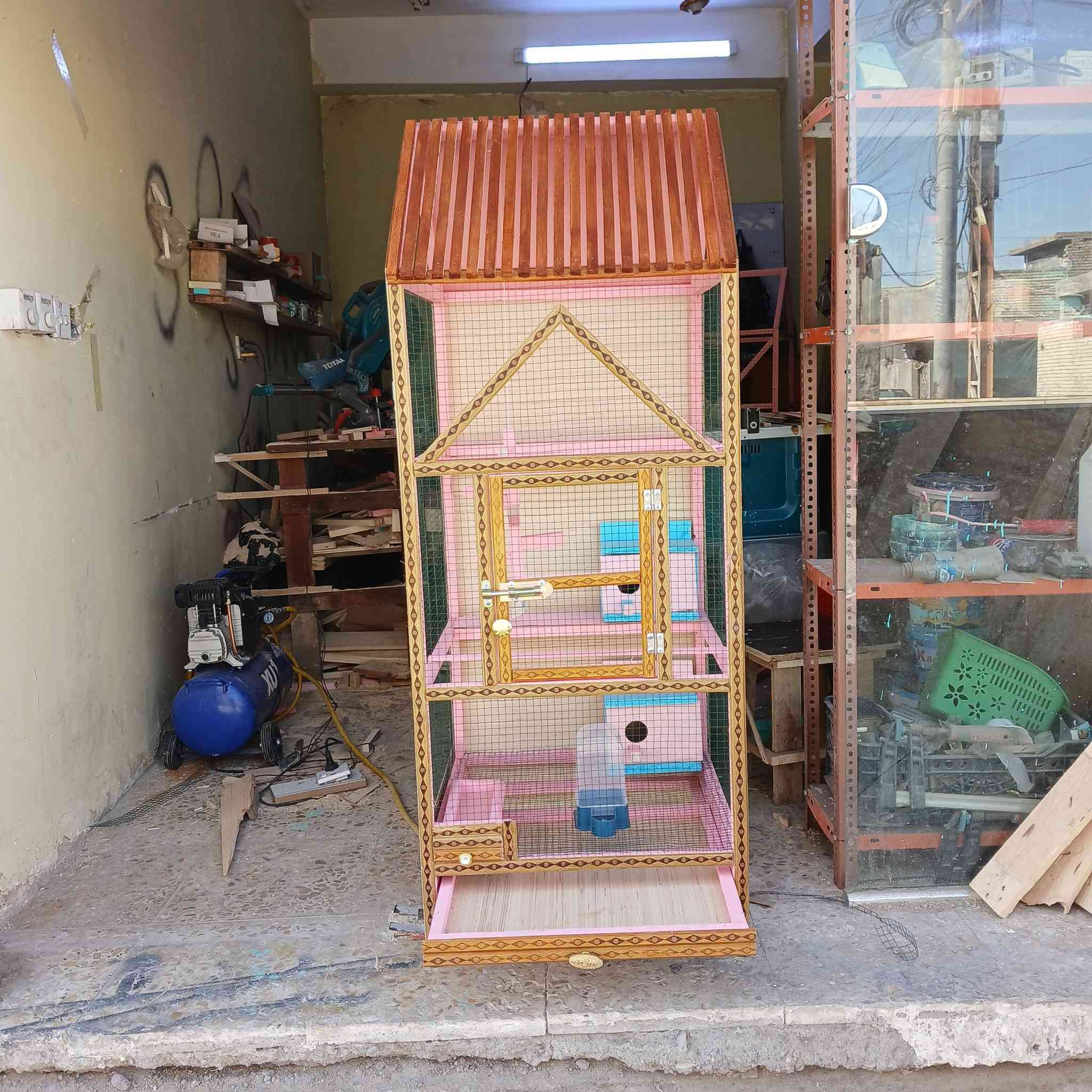 قفص الكوخ بتصميم مميز
شغل الجديد تزكام خشب صاج 
الارتفاع  متر و60 سانتي
العرض 60  سانتي 
النزال 60
مجر تنظيف 
مجر الكل عدد1
مشربيات عدد 1
رفوف عدد2
مراجيح عدد1
وقافات 2

العنوان بغداد حي السفير العبيدي
السعر خاص 
رقم الهاتف 📱 ***********
