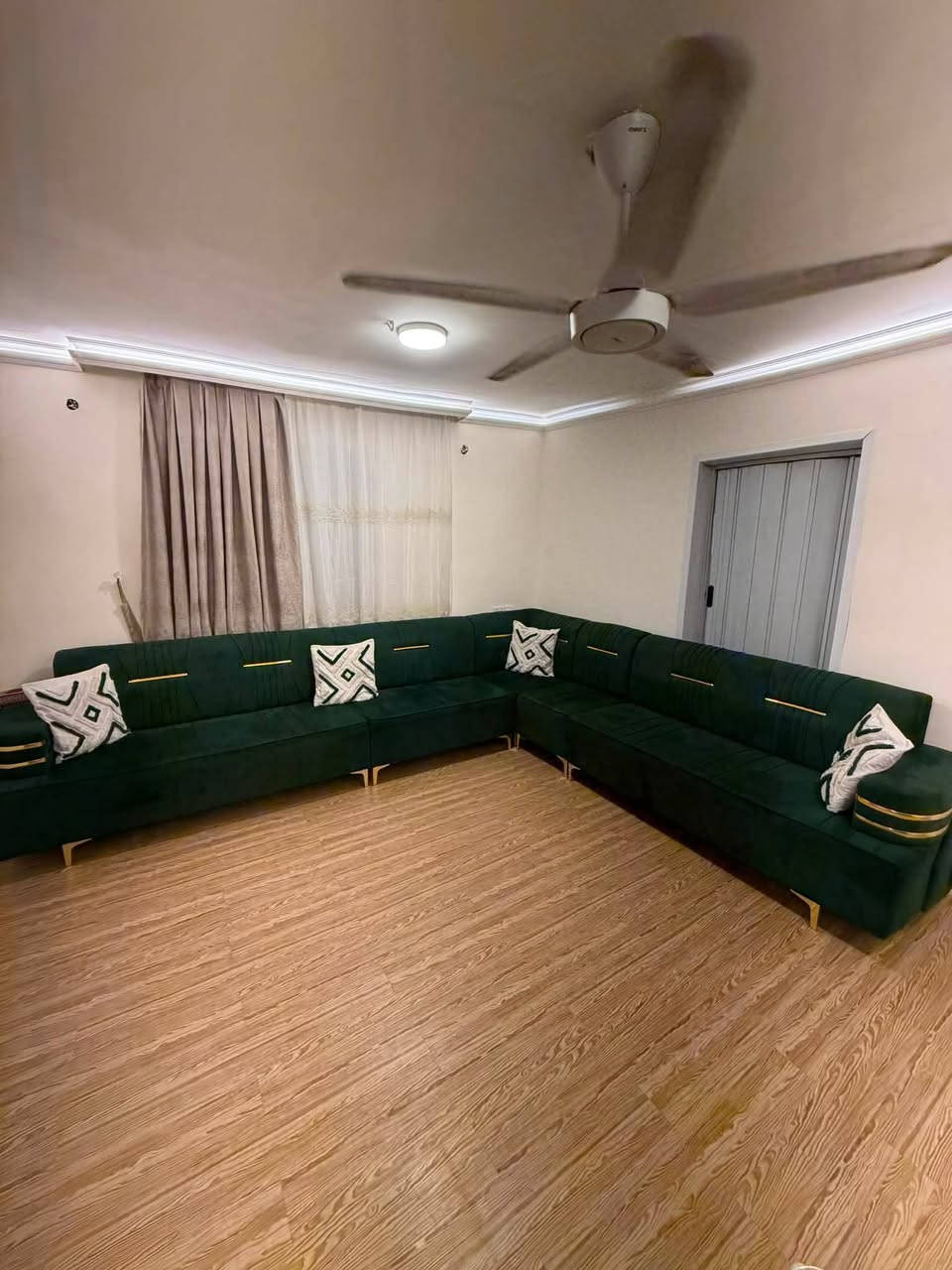 ✨ للبيع مجلس زاوية بحالة ممتازة ✨
تخم ديوان  تصميم مودرن ولونه أخضر غامق راقي، 

نظيف جدًا وما يحتاج أي صرف وبدون اي ضرر

عشر مقاعد 

✔️ القماش بحالة ممتازة

✔️ مريح وعملي

✔️ مع المخدات مثل الظاهرة بالصور

💰 السعر: 500 ألف وبي مجال .

مكان بغداد الغزالية

للاستفسار أو المعاينة الاتصال ع الرقم

***********

