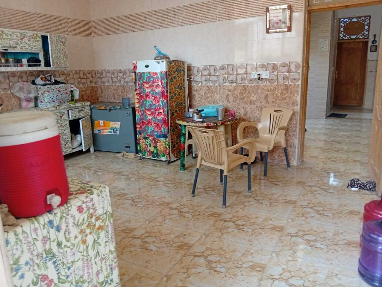 دار للبيع ،طهمازيه حي فرزدق التبليط بالباب ..
 
المساحه 200متر بناء حديث سنه 2025 يحتوي غرفتين نوم واستقبال ومطبخ وهول ومجمع صحيات عدد 3 
ملاحظه /السطح فقط مگير والدرج مامطبك
للتواصل واتساب او خط //***********
