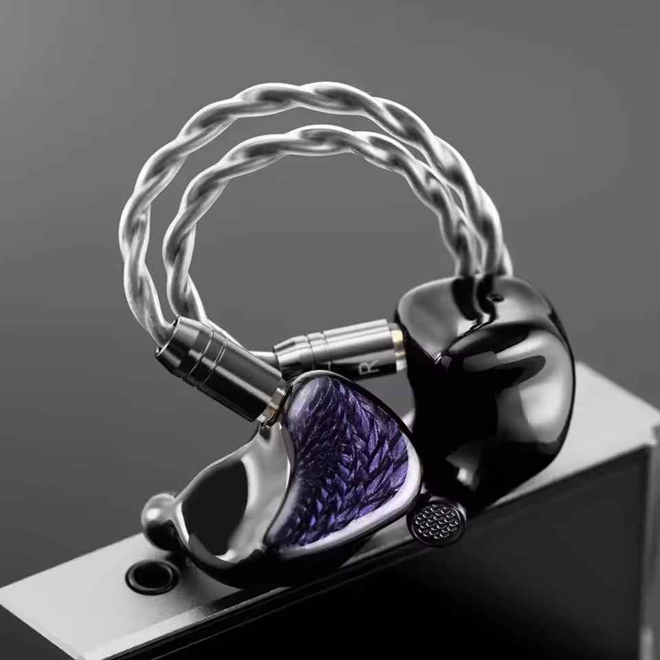 هذه السماعة هي سماعة داخل الأذن سلكية احترافية من فئة (IEM - In-Ear Monitor).أهم مواصفات هذا النوع:نوع المشغل: تحتوي على مشغل ديناميكي واحد بمقاس 10 ملم مصنع من بوليمر الكريستال السائل (LCP) لتقديم صوت عالي الدقة (Hi-Fi).التوصيل: سماعة سلكية تعتمد على كابل قابل للفصل والتبديل بمنفذ مسمار 2-Pin مقاس 0.78 ملم.التصميم والهيكل: الهيكل الخارجي مصنوع بتقنية الطباعة ثلاثية الأبعاد من مادة الراتنج (Resin) ليوفر عزل صوتي ممتص للضوضاء بشكل طبيعي. بغداد, العراق


**إذا كنت صاحب هذا الإعلان وتريد حذفه لأي سبب، رجاءا أرسل رسالة إلى الدعم الفني**
