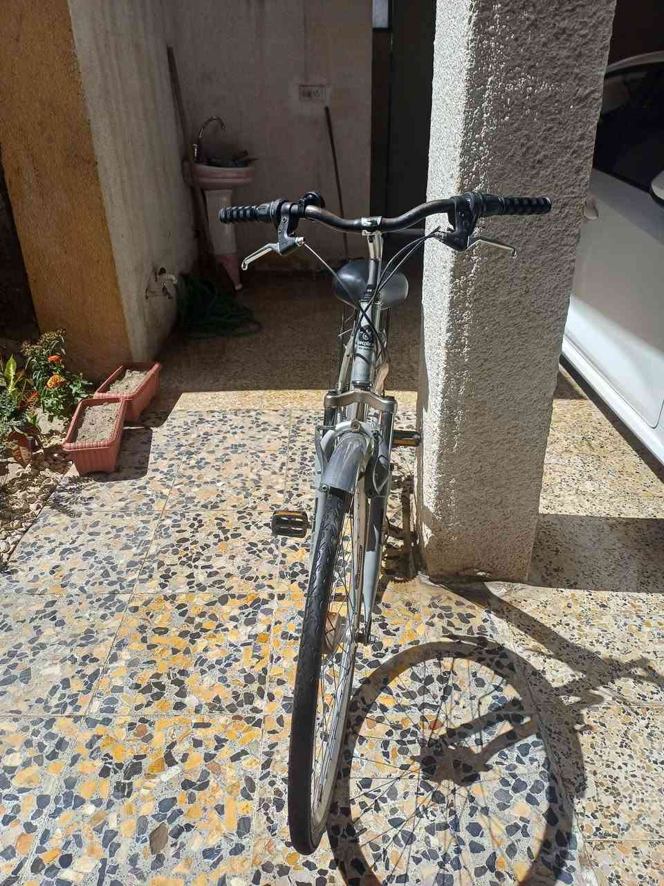 السلام عليكم 
بايسكل حجم ٢٧ نضيف بيه نقص بريك وكير مكينه السعر ٨٥ مكاني دوره ابو دشير الاتصال ***********
