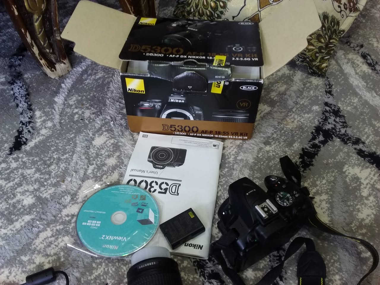 للبيع: كاميرا Nikon D5300 احترافية – نظافة ممتازة 99%)
الموديل: Nikon D5300.
الدقة: 24.2 ميجابكسل لصور فائقة الحدة.
الشاشة: متحركة بالكامل (Vari-angle)، مثالية لتصوير الفلوجات والسيلفي والزوايا الصعبة.
الاتصال: مزودة بـ Wi-Fi و GPS داخلي لنقل الصور للموبايل مباشرة وبدون وايرات.
الفيديو: تصوير Full HD 60p لتصوير فيديو سلس جداً.
الحالة والملحقات:
الكاميرا نظيفة جداً واستخدامها كان خفيفاً (الصور توضح النظافة).
تأتي مع الكرتون الأصلي وجميع الكتلوجات.
معها العدسة الأصلية  18-55mm VR 
قرص التعريفات، كيبلات التوصيل، وحزام الكاميرا الأصلي.
ملاحظة للأمانة: ( الكاميرا استخدام منزلي وليس مكتب تصوير )

الكاميرا معاها البطارية الأصلية، لكنها بدون شاحنة (سعر الشاحنة بسيط ومتوفر بالأسواق).
سبب البيع هو لاني محتاج فلوس لامور خاصة .
السعر: [350] الف . 
المكان: [الموصل].


**إذا كنت صاحب هذا الإعلان وتريد حذفه لأي سبب، رجاءا أرسل رسالة إلى الدعم الفني**