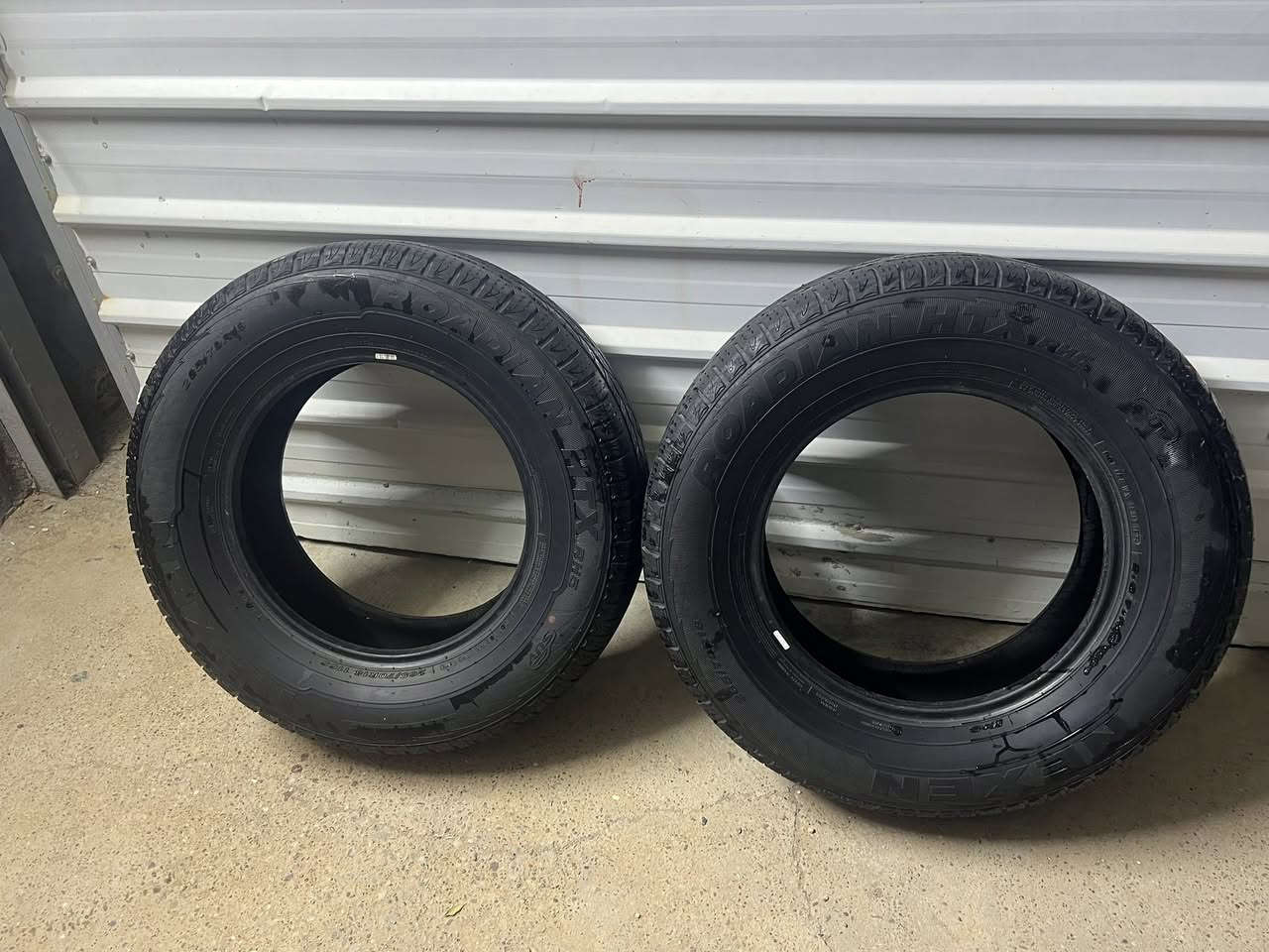 زوج تايرات كوري الحجم 265/70R18 نضافتهن 90‎%‎ للبيع السعر 130 وبي مجال بسيط المكان بغدد التاجي للاستفسار الاتصال ***********
