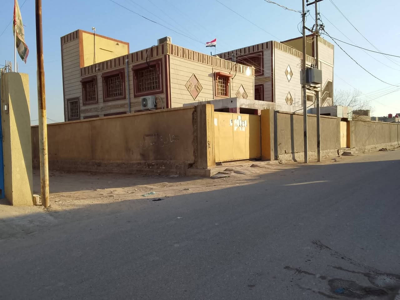 دار للببيع مساحه200 متر
جنس الارض:طابو زراعي

محتويات البيت:  يحتتوي على غرف عدد 3 وصاله وصحيات خارجيه وداخليه مناور عدد2 واستقبال خارجي  وكراج

موقع البيت ابو الخصيب العوجه شارع المقيمين البطاح  صف مدرسه ارض السواد يعني البيع يقع عالشارع العام  تبليط خدمات كلشي متوفر  كلش بلضبط خدمات متوفره ماء كهرباء الرقم *********** السعر 90بي مجال
