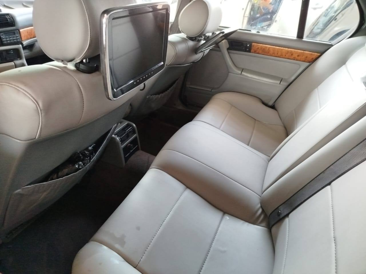 بي ام للبيع السياره جاهزه من كل شي انطيك شرط كير محرك وايرمنيه تبريد داخل جلد سنويه لل26 شرط التحويل صبغ جماليه الاصلي 735 المشدود عليها 730 كابون بانزين 
للاتصال 
***********
***********
