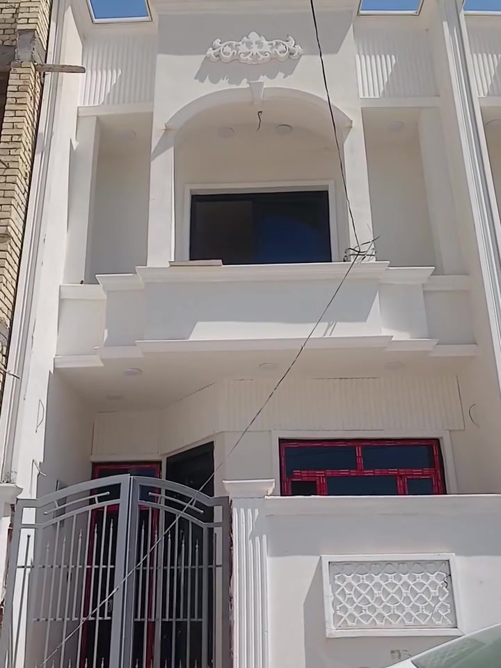 سلام عليكم يعلن مكتب حميد الستثمار العقاري عن بيع ٤ بيوت مساحة البيت الواحد ١٠٠ متر يحتوي البيت على ٣ غرف نوم وصالة ومطبخ وحمامين وباقي الخدمات من ماء وكهرباء وتبليط مكان العقار الدوانم شارع الزوينات وقرب الشرطة الخامسة والسيدية بنا طابوك فول درجة والى الستفسار على الرقم *********** متاح واتساب ابو يوسف
