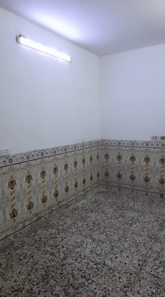 دار للبيع بناء مسلح مساحة ٤٥ متر، يحتوي على صالة ومطبخ وغرفة وصحيات بالطابق الأرضي، وغرفة وبلكون وسطح في الطابق ثاني، الموقع الحرية الثانية محلة ٤٢٨  فرع بيت مرزا القطاع الثاني قرب "قهوة الكادحين" السعر ٩٠ وبي مجال للشراي علمًا اني صاحب الدار للاستفسار ***********
