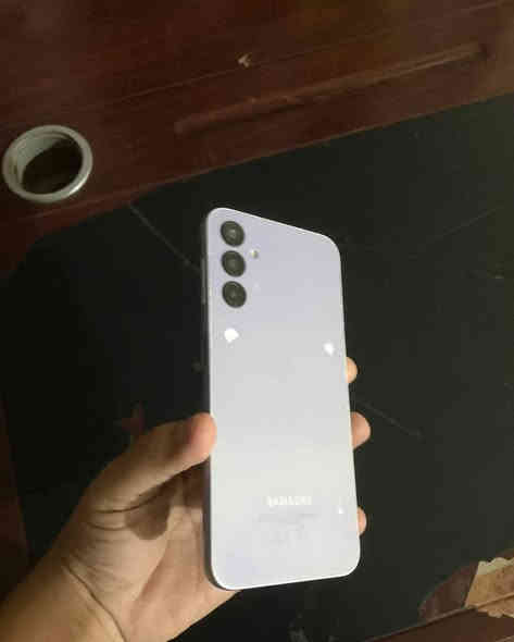 السلام عليكم 
سامسونج جلاكسي A14 
ذاكرة 64 
جهاز مبدل شاشة ونضيف شاشة أصلية 
كفره بي خدوشات فقط الشاشة جديدة سليمة من الخدوش 
بسعر 65 الف 
مكان جبلة حي الوحدة 
تواصل رقم ***********
