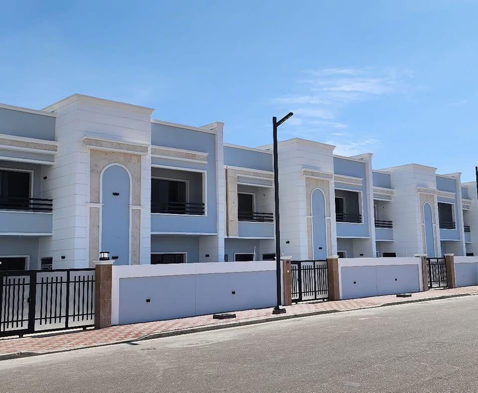 فرصة عقارية

بيت للبيع في مجمع دار السلام بالرمادي، المساحة 200م طابقين درجة أولى، شارع 20م مقابل الجامع والأسواق، موقع ممتاز جدا والبناء حجر 👍🏼

اشتريت البيت بـ 180 مليون تقسيط لمدة 6 سنوات، وسددت منه 41 مليون.
بعد 3 أشهر (شهر السادس) يتم تسليم المفتاح، وشرط المجمع عند الاستلام يكون المدفوع حوالي 100 مليون او اقل شوي يتساهلون.

بسبب ظرفي طارئ والله أحتاج المبلغ الذي دفعته.
اللي يرغب بالشراء يدفع لي 41 مليون ويدفع 59 مليون للمجمع، بعدها يتحول البيت باسمه مباشرة ويستلم المفتاح والباقي يبقى تقسيط لمدة 6 سنوات.

للامانة إدارة المجمع ناس محترمين ومتعاونين لكن ظروفي ما تسمح بالاستمرار.

للاستفسار: ***********
