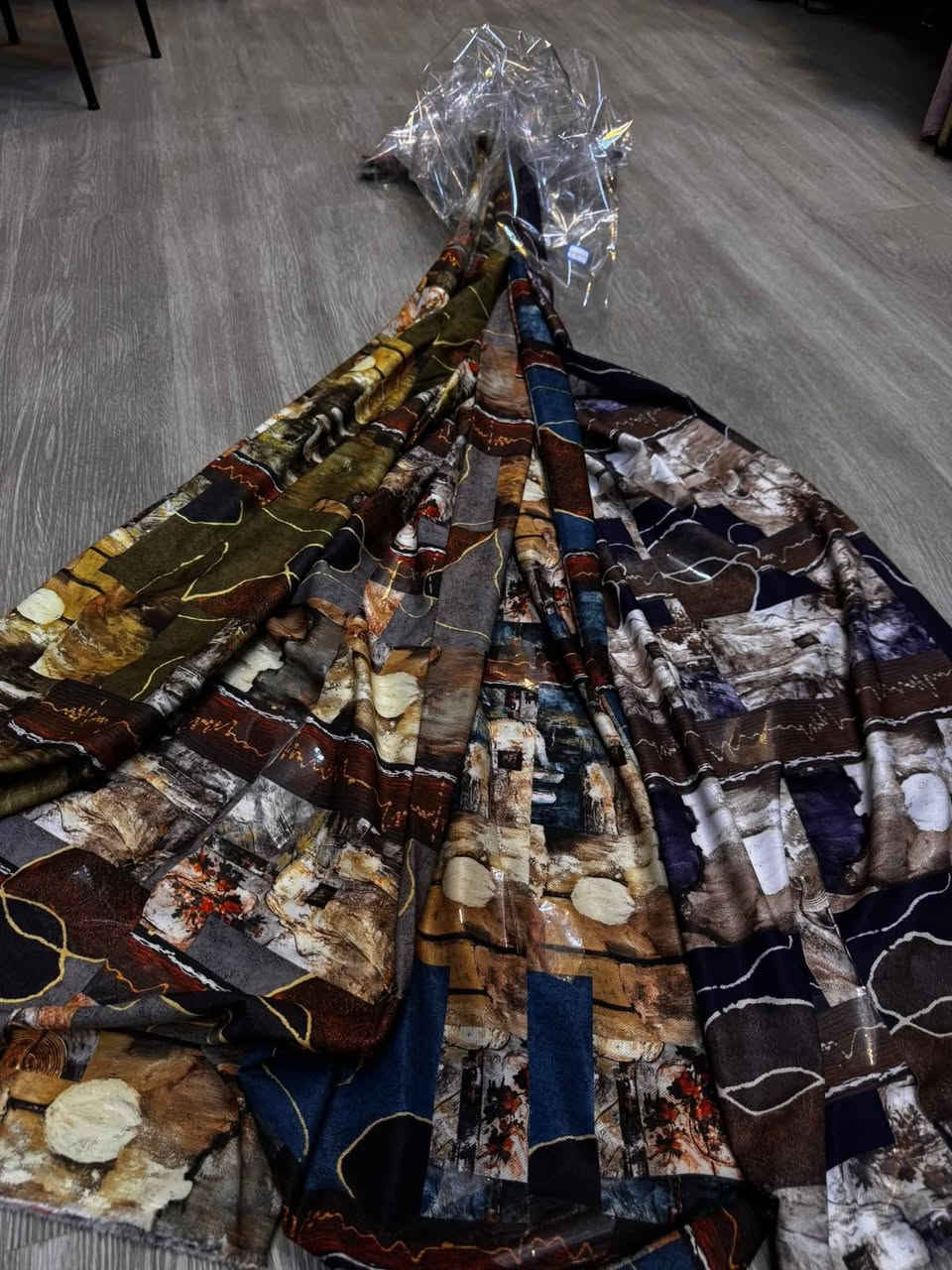 كشمير بريطاني خامه أصليه 
السعر مناسب جدا 
يوجد خصم لخياطات أصحاب الجمله 
العنوان شطرة شارع الكص مقابل سوق العربي قرب مجمع الروان القديم للحجز والاستفسار الاتصال على الرقم أو على واتساب يوجد توصيل جميع المحافظات 
***********
